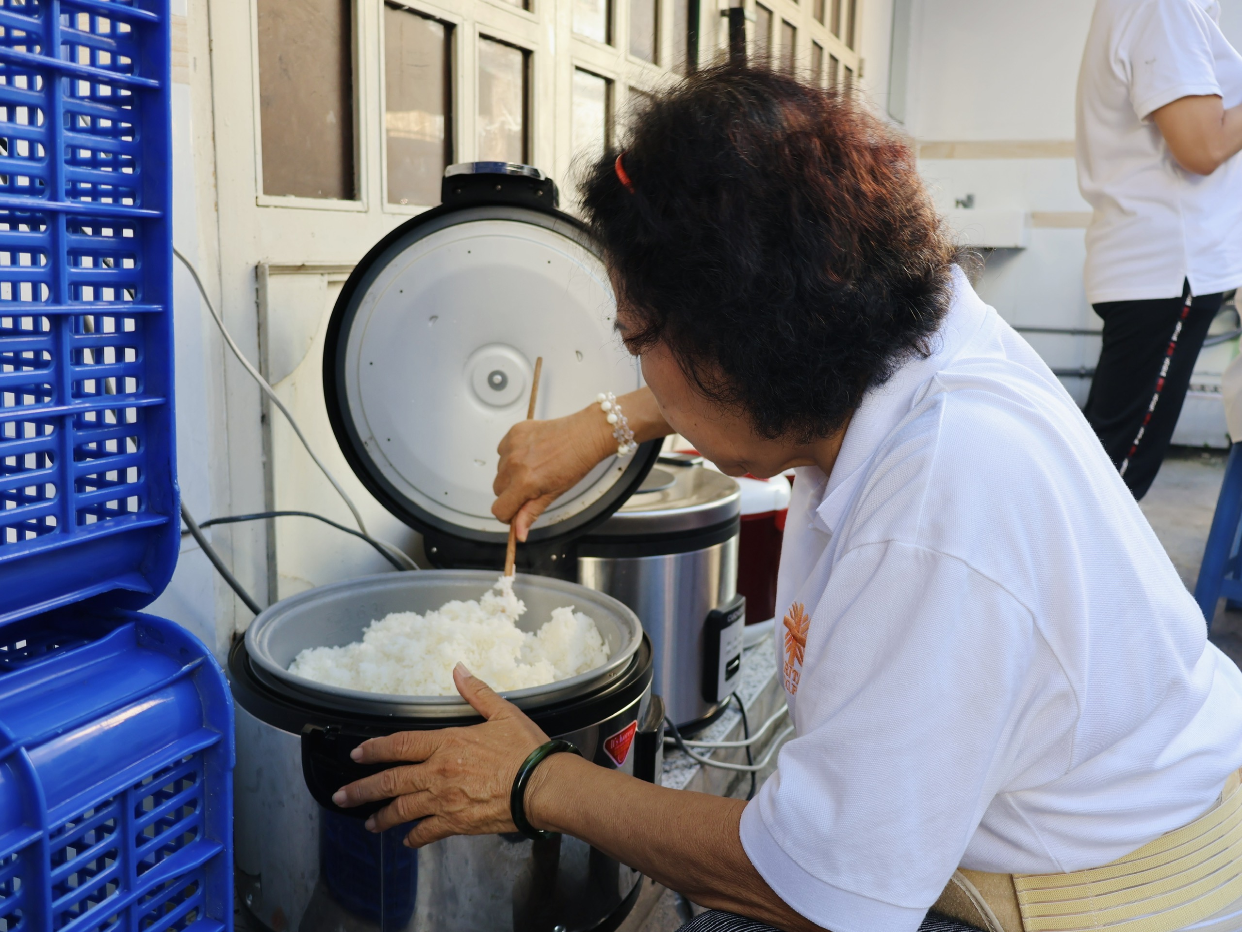 Bữa cơm nhà thờ đậm vị tử tế ở TP.HCM, khiến người nhận khóc vì được thương- Ảnh 5. Bữa cơm nhà thờ đậm vị tử tế ở TP.HCM, khiến người nhận khóc vì được thương- Ảnh 5.