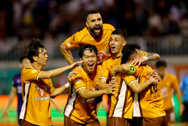 HAGL thành ‘siêu nhân’ nếu thắng được Nam Định ngay tại Thiên Trường: Cả V-League hồi hộp - Ảnh 3. HAGL thành ‘siêu nhân’ nếu thắng được Nam Định ngay tại Thiên Trường: Cả V-League hồi hộp - Ảnh 3.
