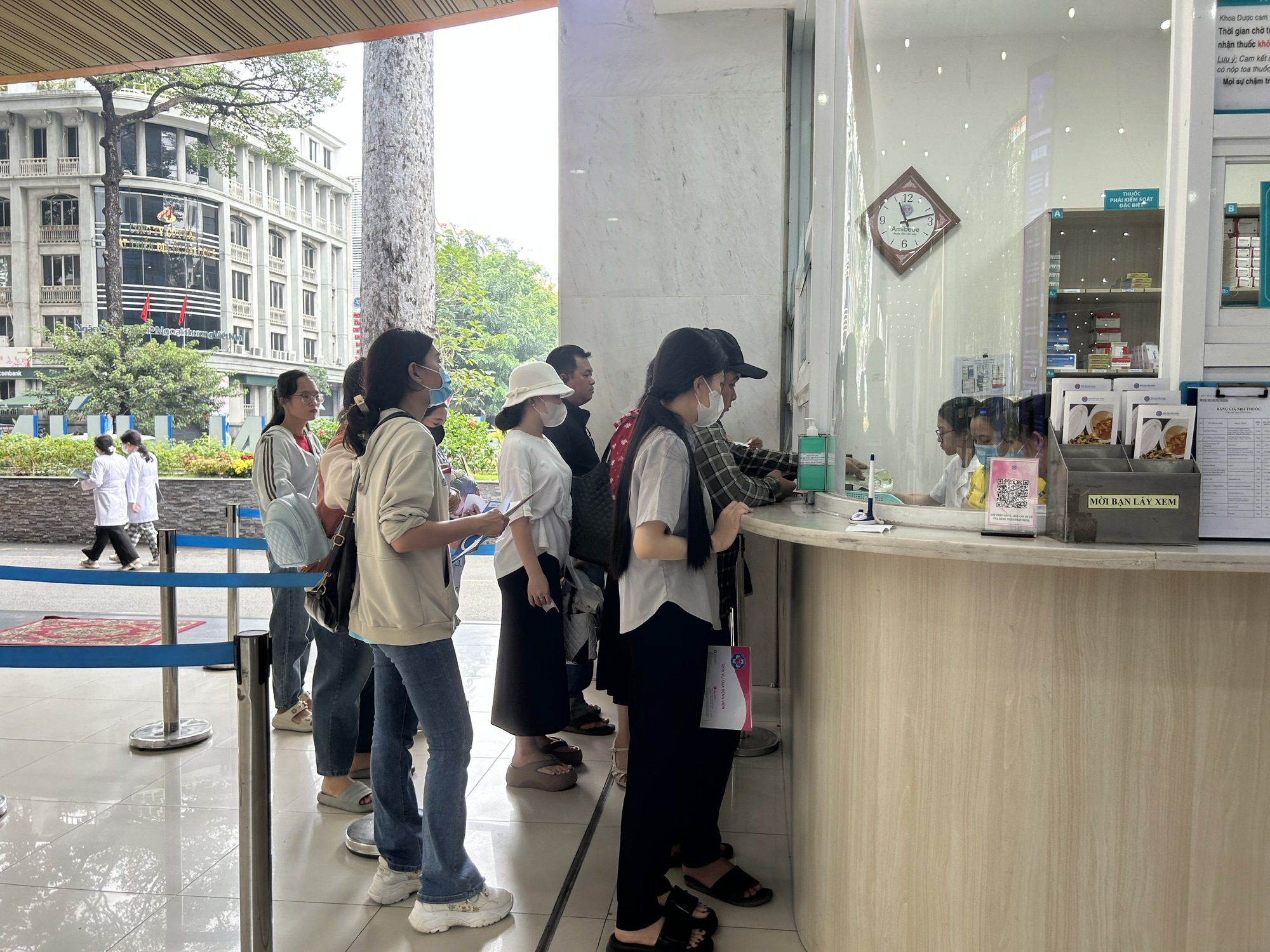 Đeo khẩu trang nơi đông người để chủ động phòng dịch Covid-19 trở lại Đeo khẩu trang nơi đông người để chủ động phòng dịch Covid-19 trở lại