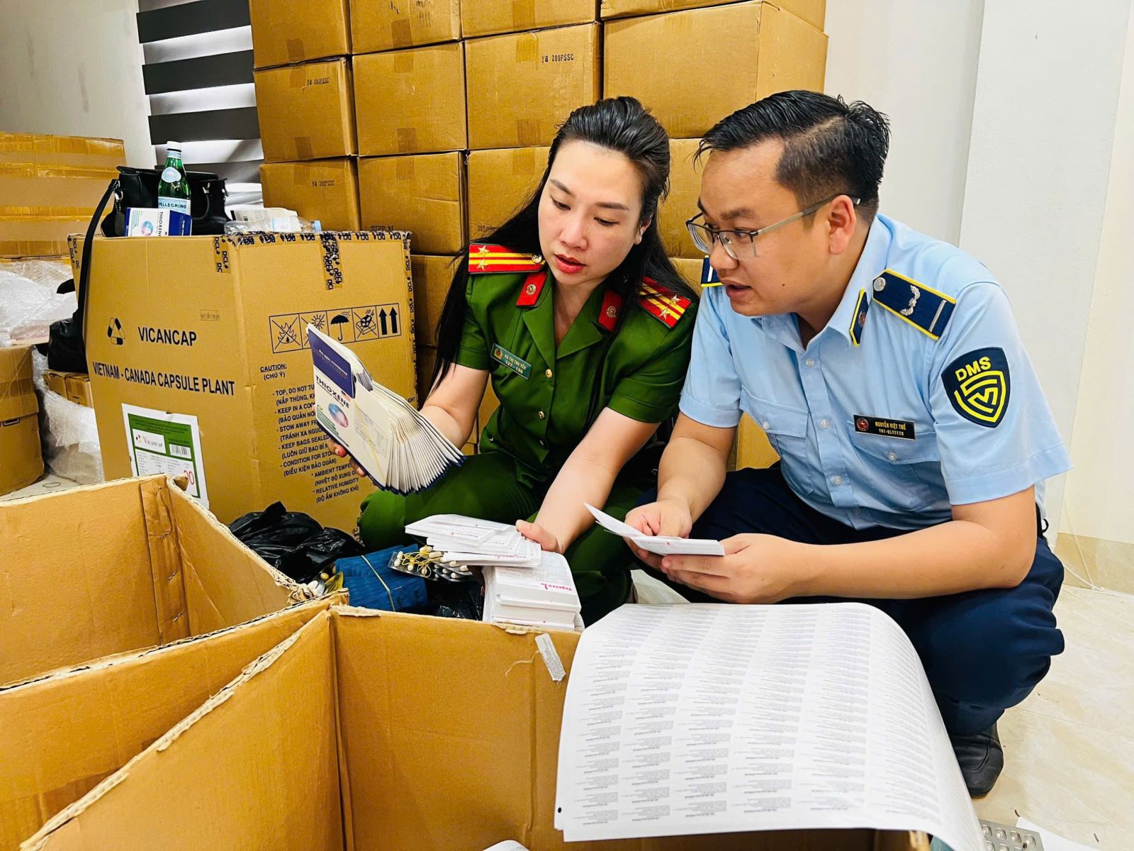 Cặp vợ chồng cầm đầu đường dây sản xuất 100 tấn thực phẩm chức năng giả - Ảnh 1.