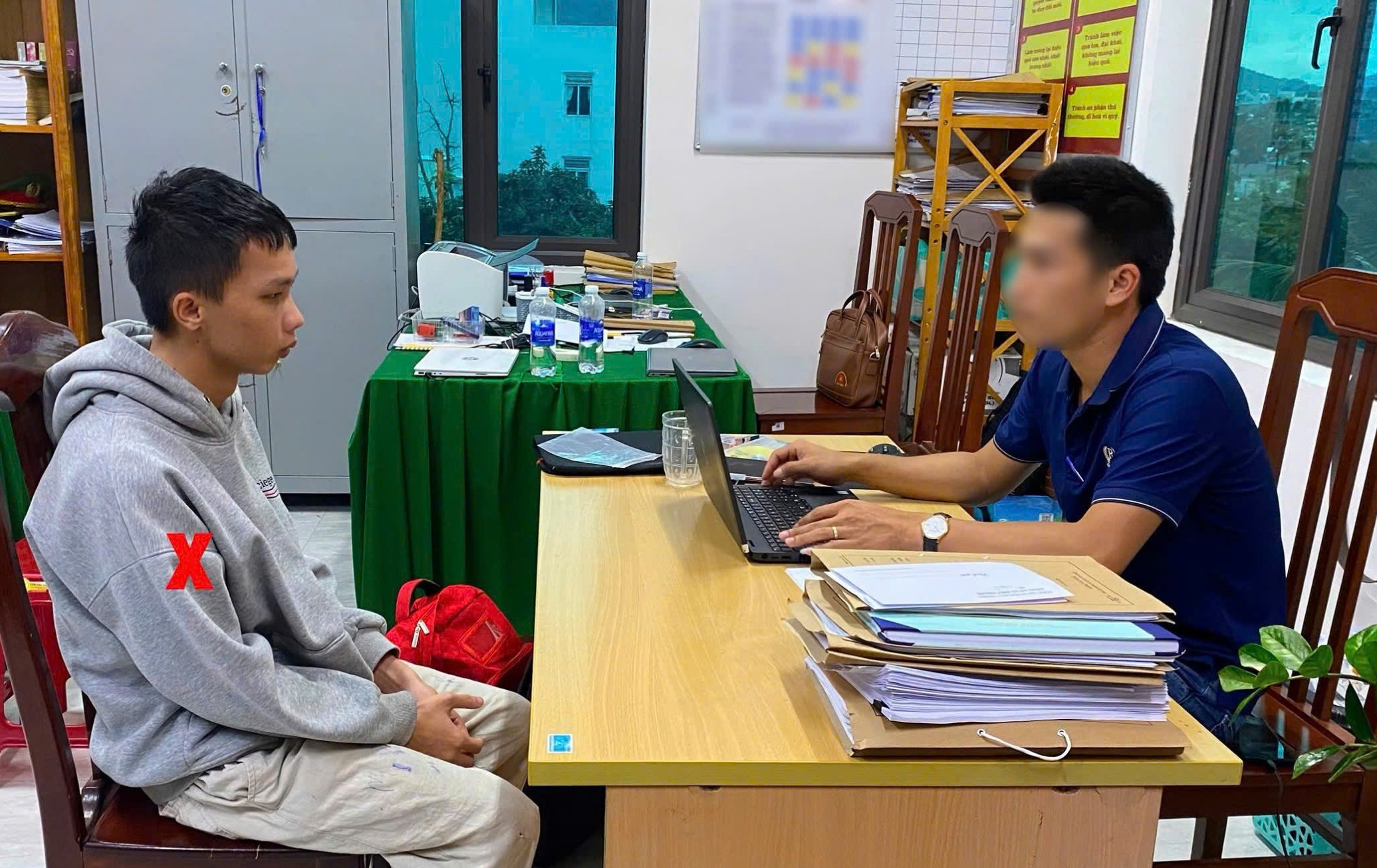 Bắt bị can dùng tài khoản ảo ép học sinh dưới 16 tuổi 'video call' khiêu dâm- Ảnh 2. Bắt bị can dùng tài khoản ảo ép học sinh dưới 16 tuổi 'video call' khiêu dâm- Ảnh 2.