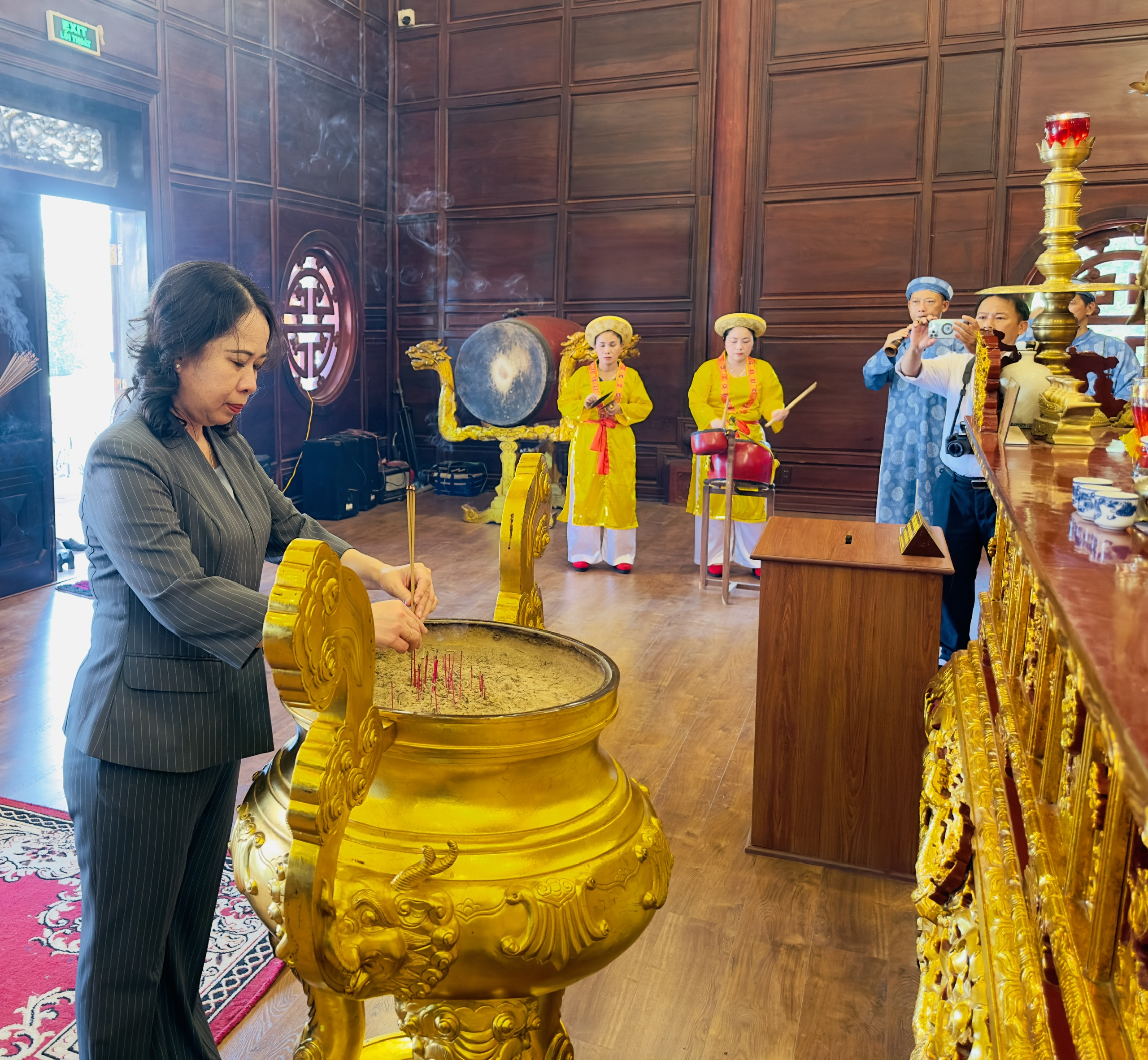 Phó chủ tịch nước Võ Thị Ánh Xuân dâng hương tại Bảo tàng Quang Trung - Ảnh 1.