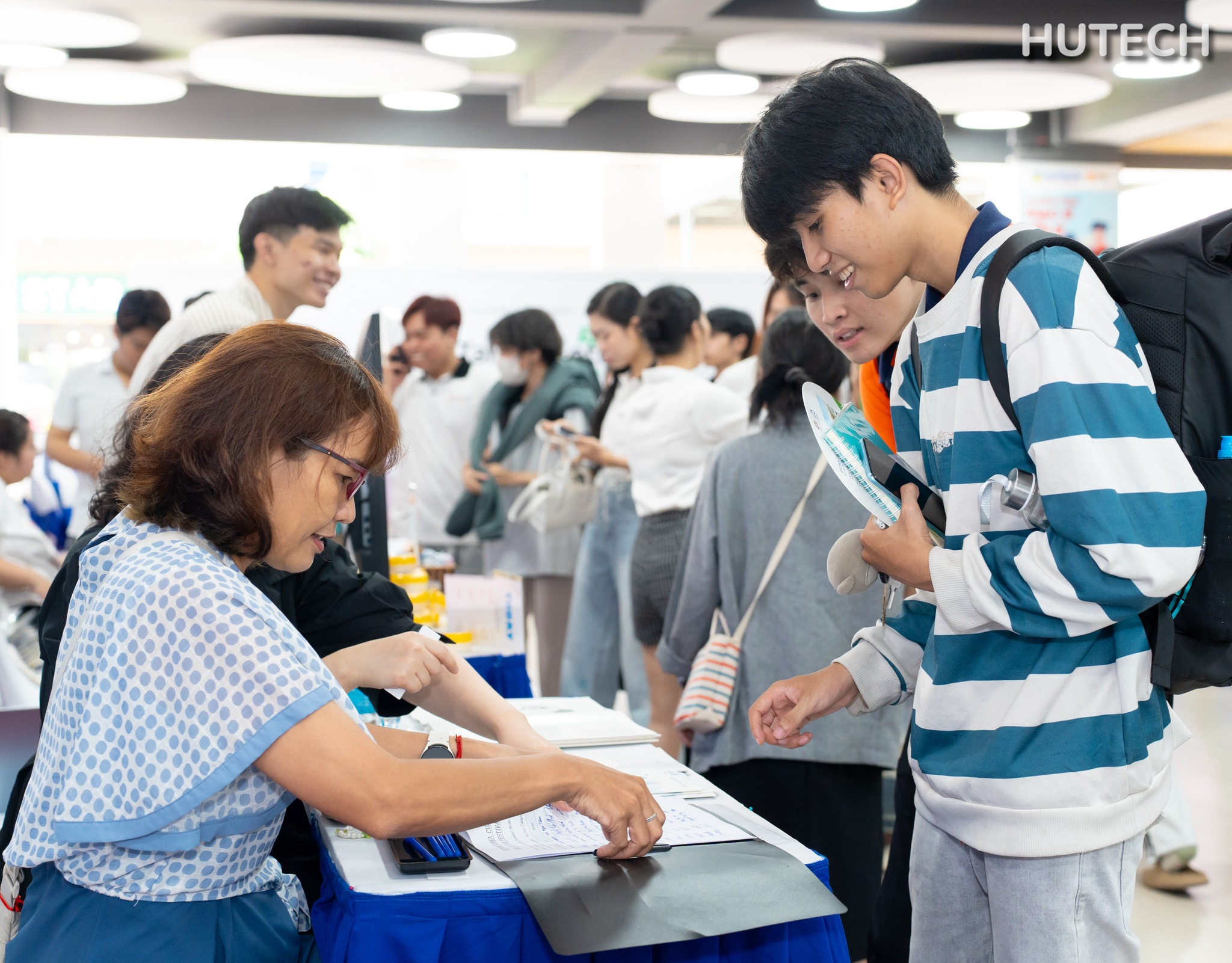 Ngày hội Văn hóa và Tuyển dụng Việt - Hàn 2025: Sinh viên HUTECH trải nghiệm văn hóa, tìm kiếm cơ hội việc làm với hàng chục doanh nghiệp- Ảnh 2. Ngày hội Văn hóa và Tuyển dụng Việt - Hàn 2025: Sinh viên HUTECH trải nghiệm văn hóa, tìm kiếm cơ hội việc làm với hàng chục doanh nghiệp- Ảnh 2.