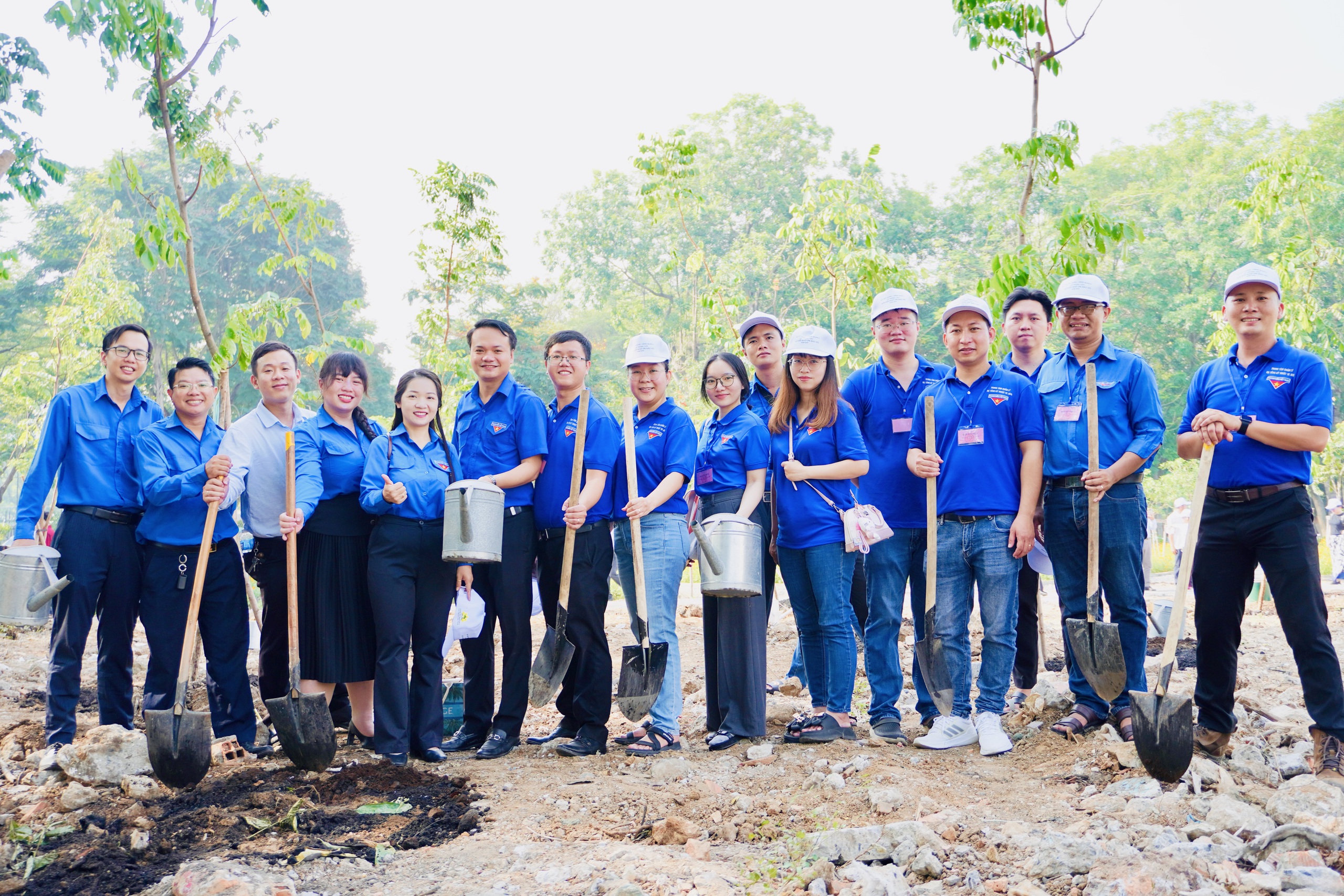 TP.HCM trồng cây đa được chiết từ cây đa Bác Hồ trồng ngày 11.1.1960- Ảnh 2. TP.HCM trồng cây đa được chiết từ cây đa Bác Hồ trồng ngày 11.1.1960- Ảnh 2.