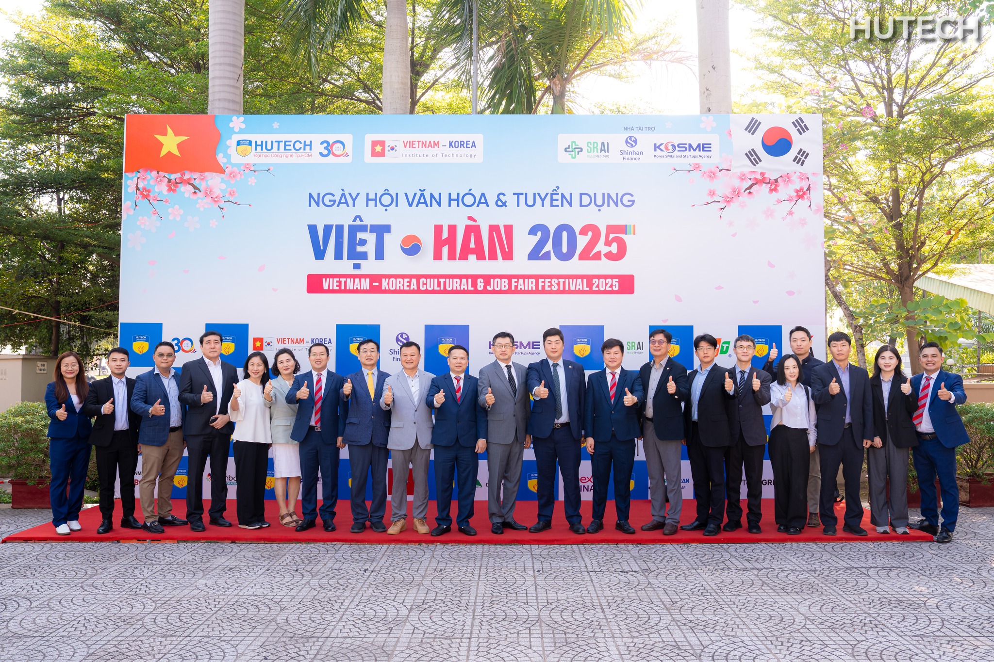 Ngày hội Văn hóa và Tuyển dụng Việt – Hàn 2025: Sinh viên HUTECH trải nghiệm văn hóa, tìm kiếm cơ hội việc làm với hàng chục doanh nghiệp Ngày hội Văn hóa và Tuyển dụng Việt – Hàn 2025: Sinh viên HUTECH trải nghiệm văn hóa, tìm kiếm cơ hội việc làm với hàng chục doanh nghiệp