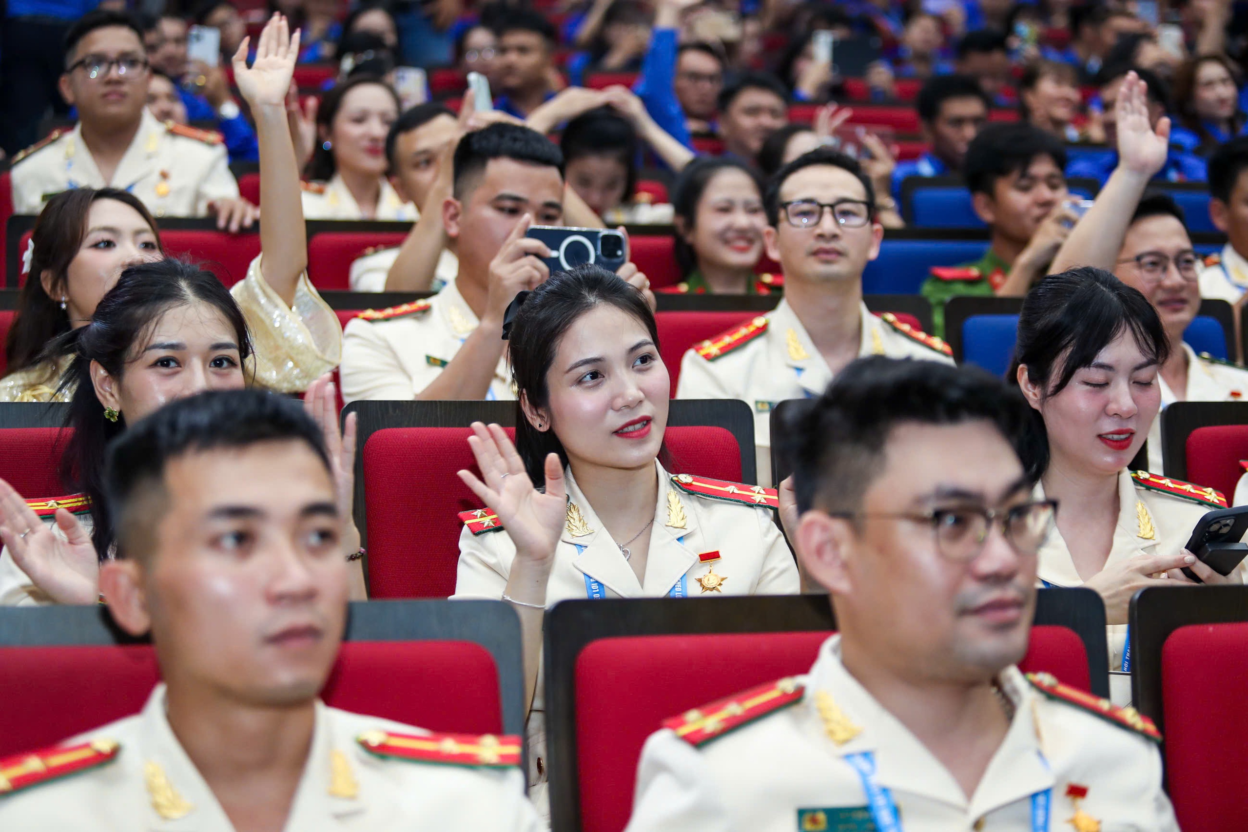 Ông Nguyễn Trọng Nghĩa xúc động, tự hào về thanh niên tiên tiến làm theo lời Bác - Ảnh 7.