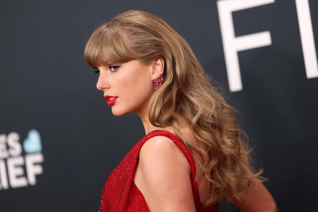President Donald Trump criticizes Taylor Swift - Photo 1. Tổng Thống Donald Trump Chê Taylor Swift- ảnh 1.