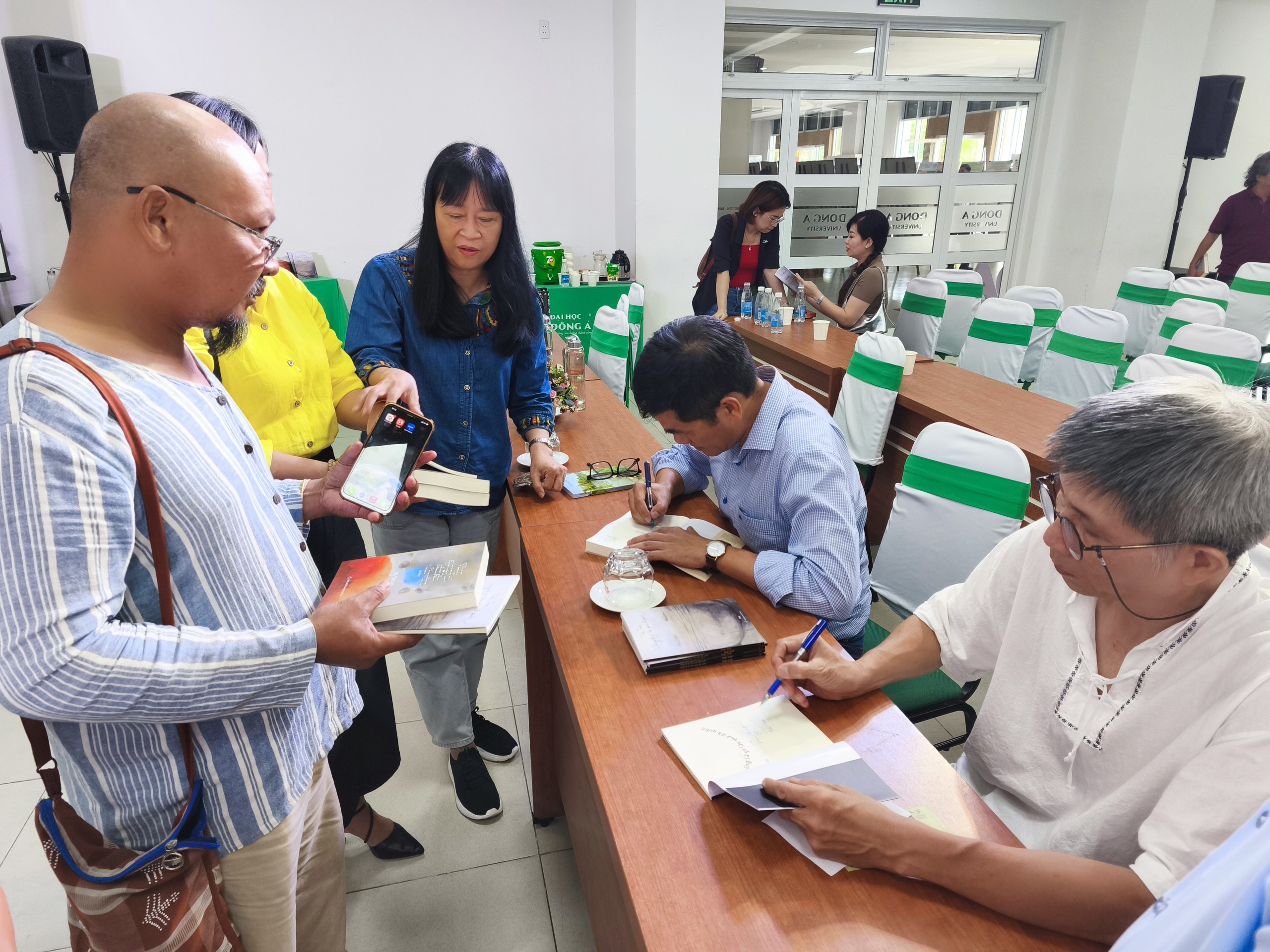 Ra mắt tập thơ và tiểu thuyết của hai nhà báo do NXB Đà Nẵng ấn hành- Ảnh 5. Ra mắt tập thơ và tiểu thuyết của hai nhà báo do NXB Đà Nẵng ấn hành- Ảnh 5.