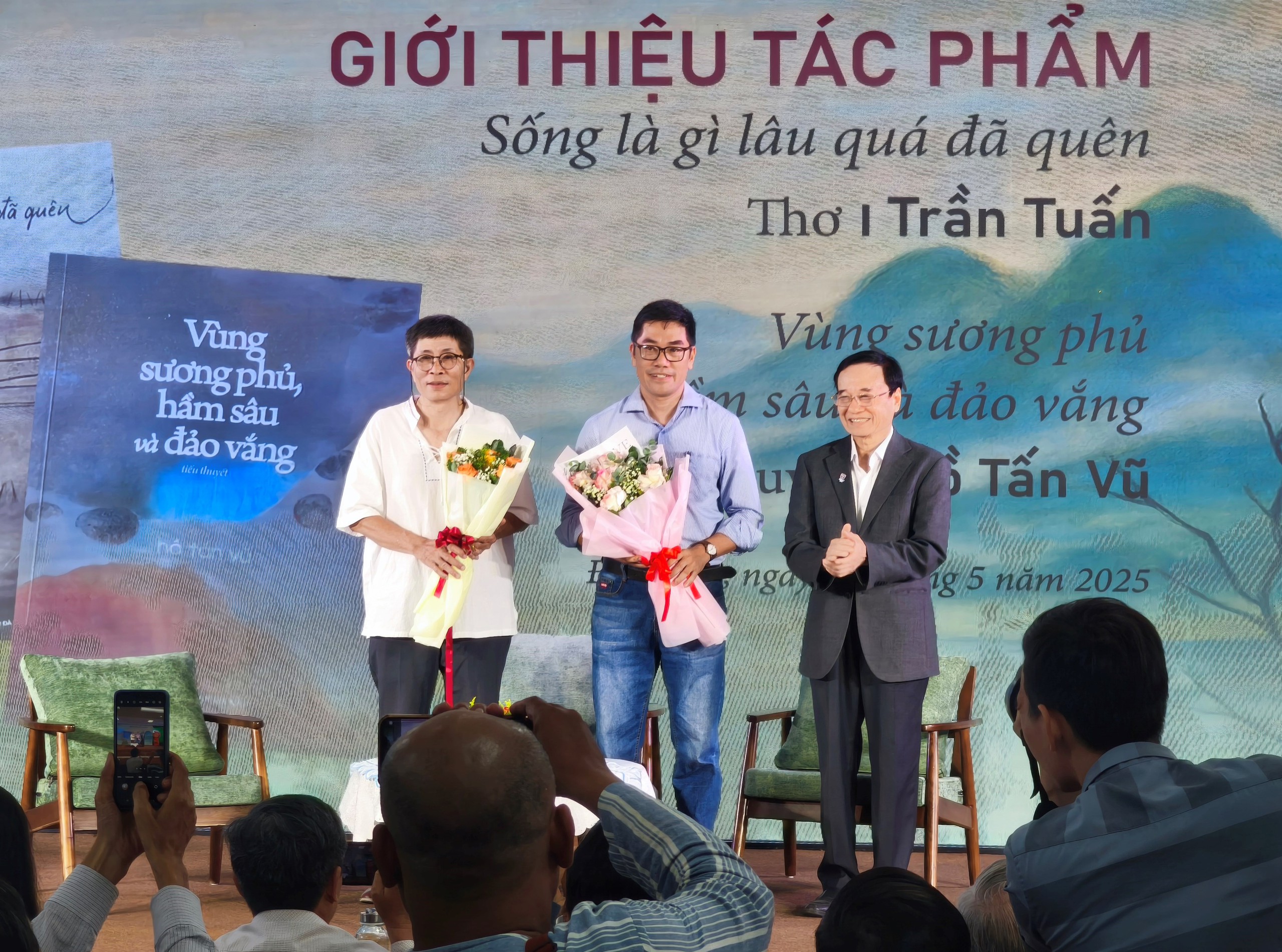 Ra mắt tập thơ và tiểu thuyết của hai nhà báo do NXB Đà Nẵng ấn hành Ra mắt tập thơ và tiểu thuyết của hai nhà báo do NXB Đà Nẵng ấn hành