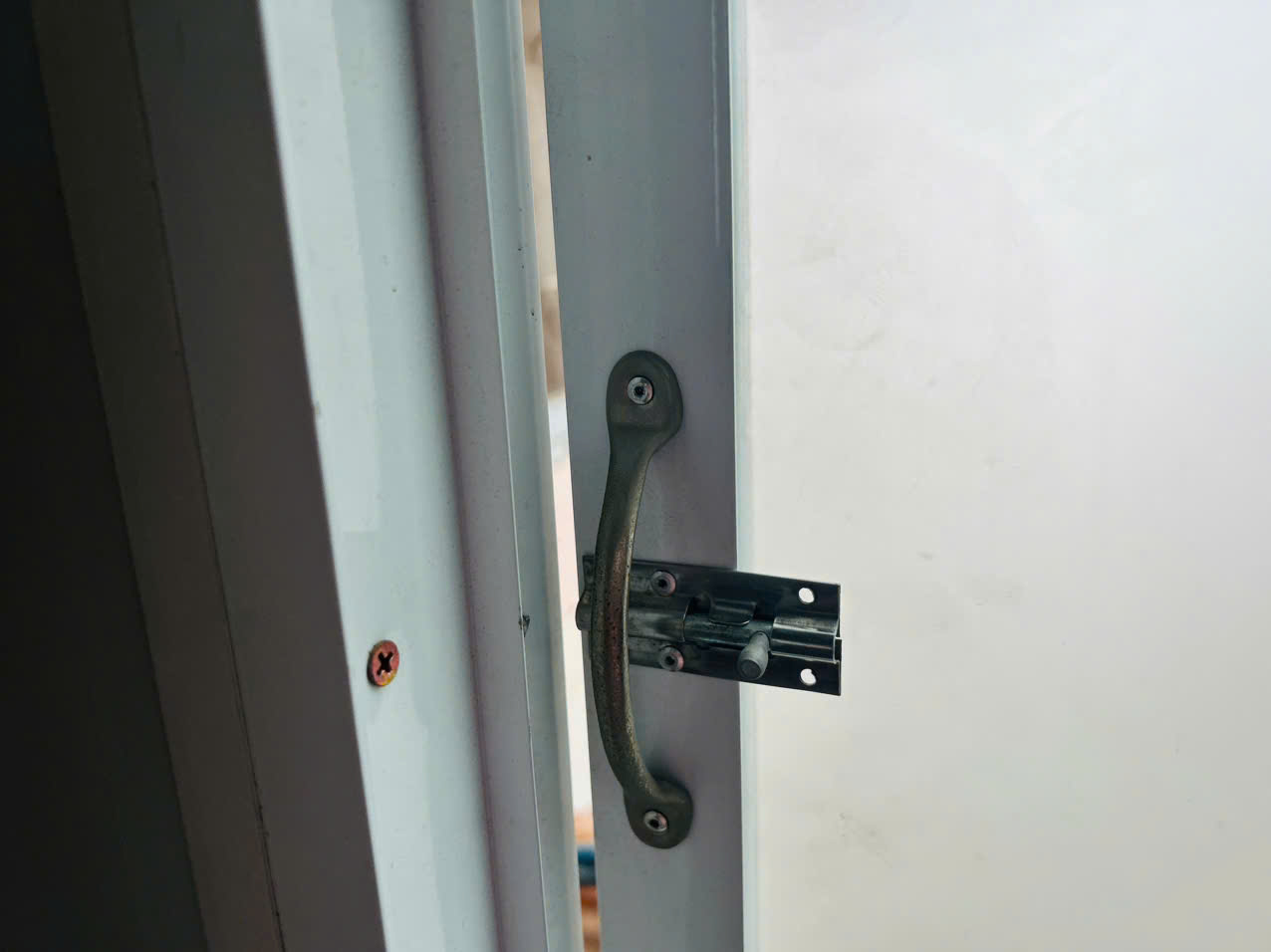 Mở điều hòa đóng kín cửa gây mất ngủ, mệt mỏi, rụng tóc: Bác sĩ nói gì? Mở điều hòa đóng kín cửa gây mất ngủ, mệt mỏi, rụng tóc: Bác sĩ nói gì? - Ảnh 2.