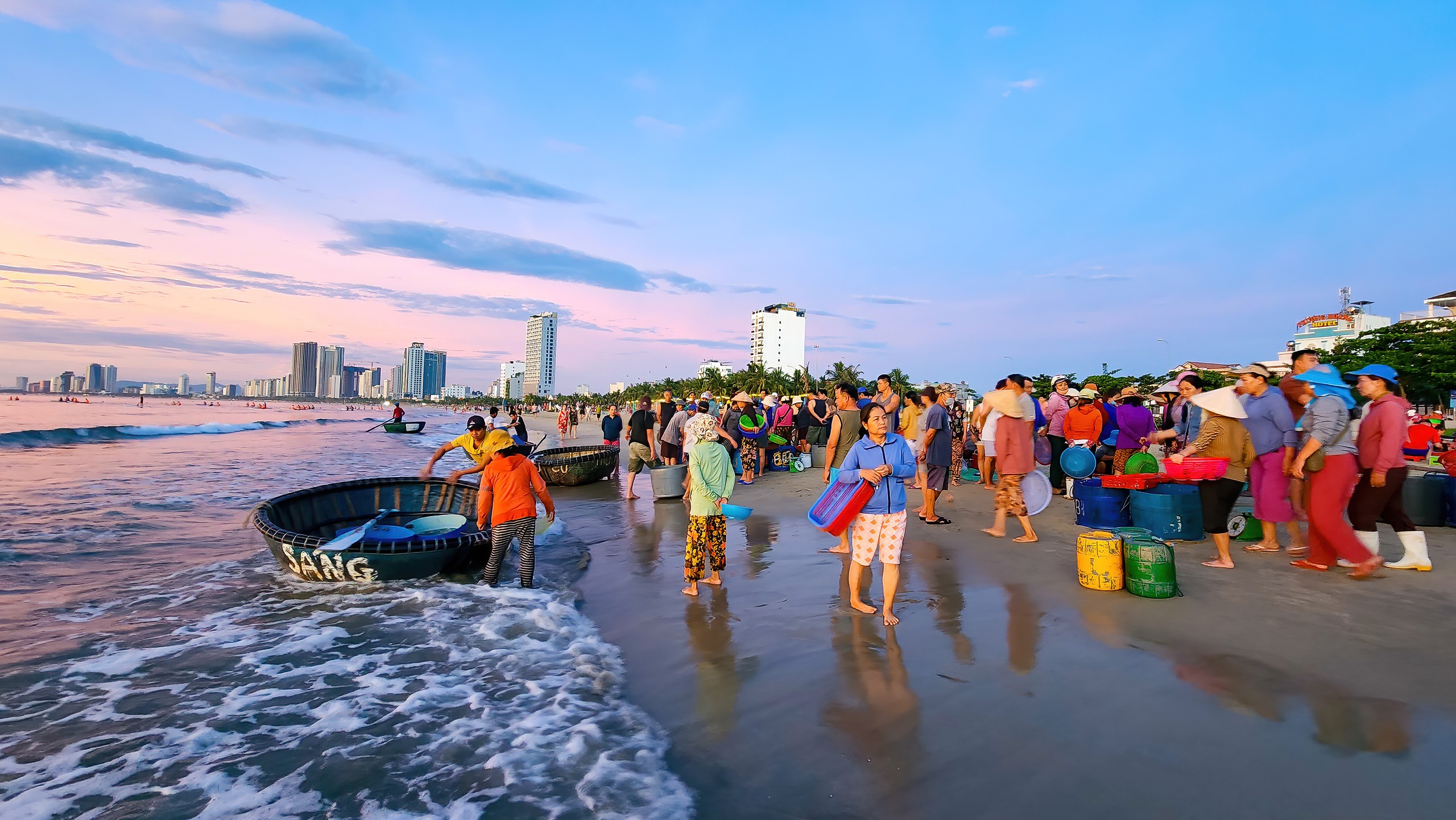 Biển Đà Nẵng đẹp ngất ngây vào khoảnh khắc bình minh, hút hồn du khách - Ảnh 14. Biển Đà Nẵng đẹp ngất ngây vào khoảnh khắc bình minh, hút hồn du khách - Ảnh 14.