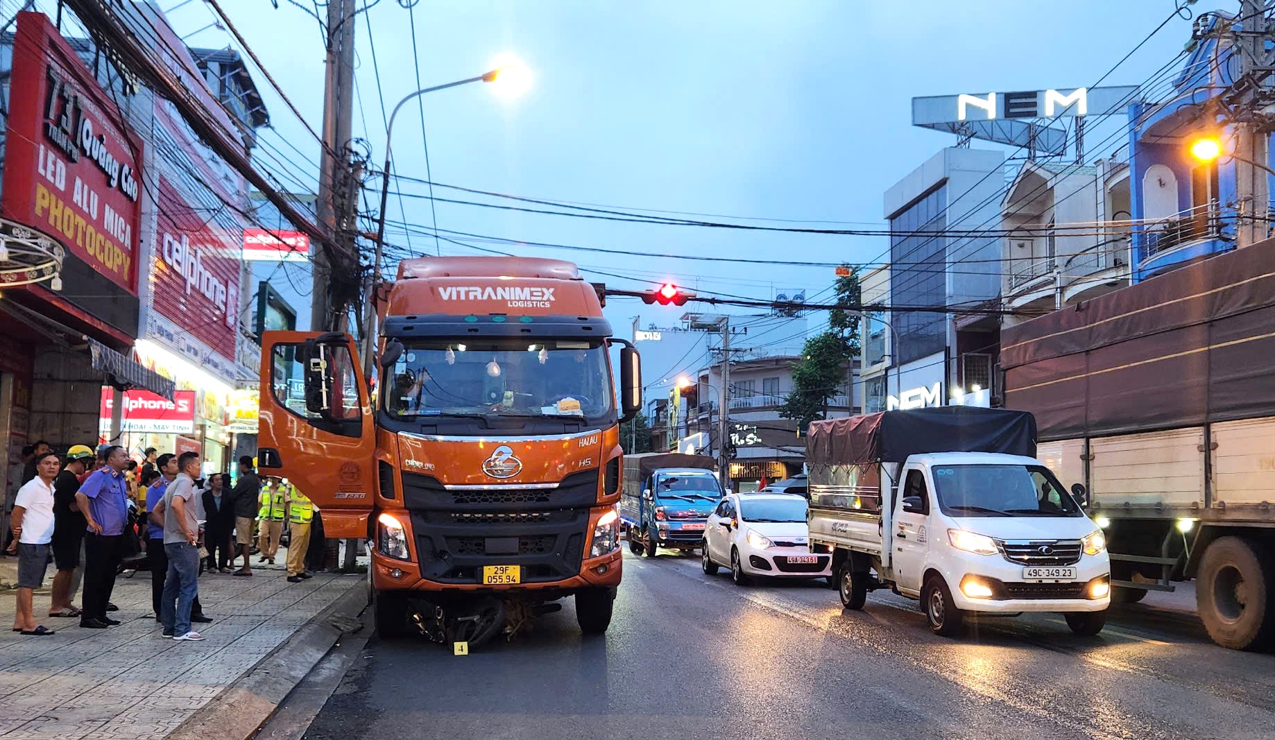 Tạm giữ tài xế xe tải cán người tử vong khi đang dừng chờ đèn đỏ - Ảnh 3. Tạm giữ tài xế xe tải cán người tử vong khi đang dừng chờ đèn đỏ - Ảnh 3.