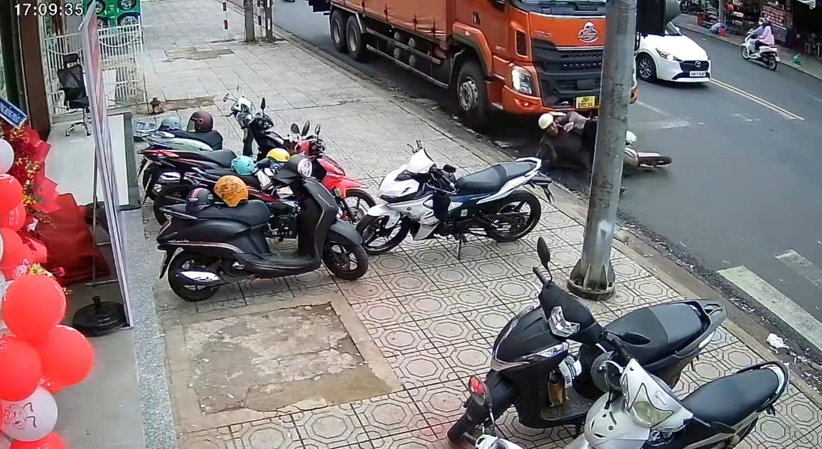 Tạm giữ tài xế xe tải cán người tử vong khi đang dừng chờ đèn đỏ - Ảnh 2. Tạm giữ tài xế xe tải cán người tử vong khi đang dừng chờ đèn đỏ - Ảnh 2.