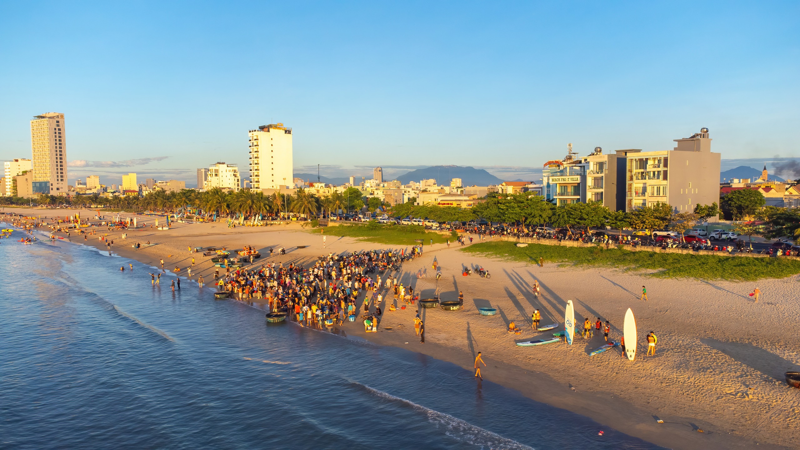 Biển Đà Nẵng đẹp ngất ngây vào khoảnh khắc bình minh, hút hồn du khách - Ảnh 5. Biển Đà Nẵng đẹp ngất ngây vào khoảnh khắc bình minh, hút hồn du khách - Ảnh 5.