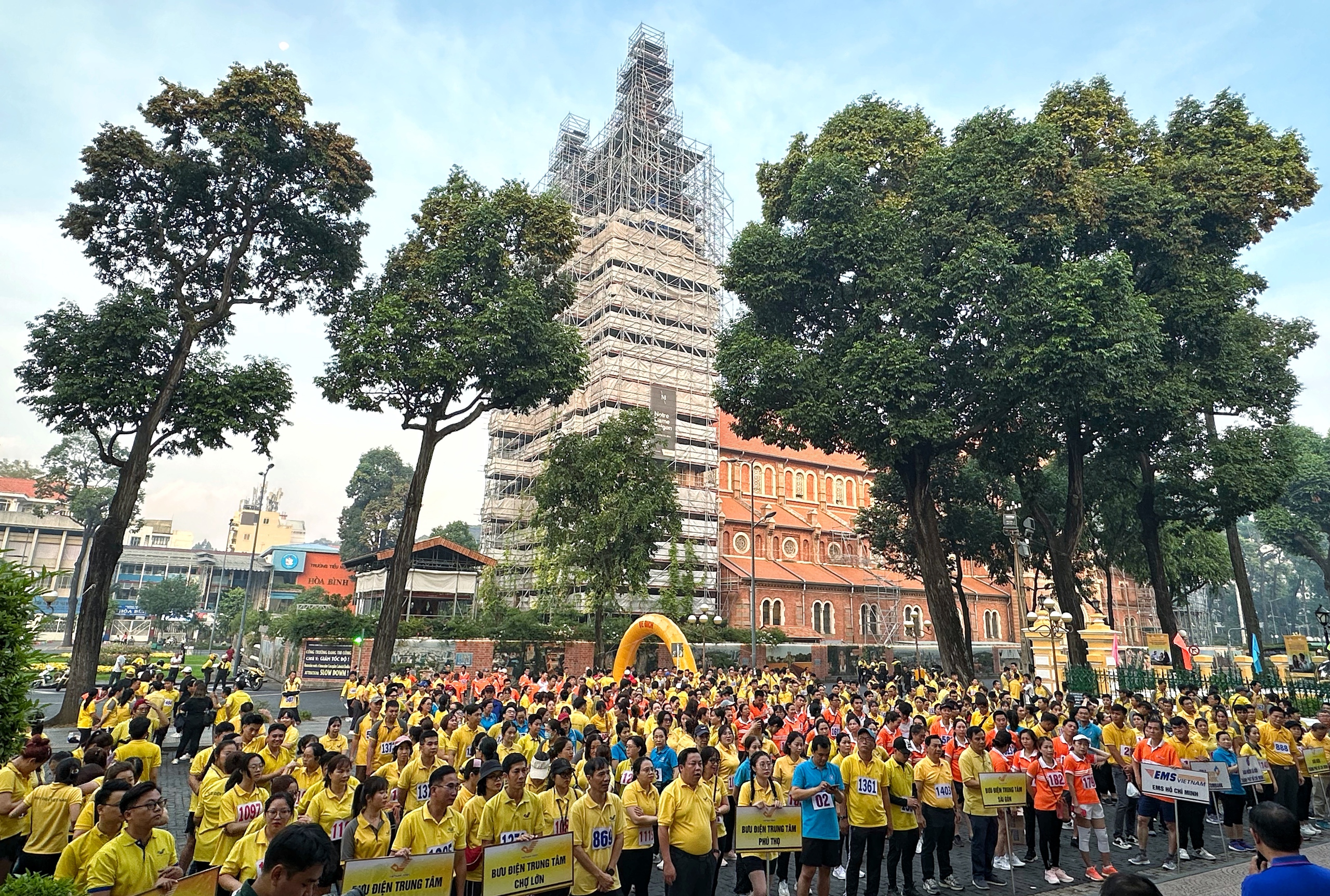 Sáng cuối tuần, đông người đổ về Bưu điện trung tâm TP.HCM chạy bộ Sáng cuối tuần, đông người đổ về Bưu điện trung tâm TP.HCM chạy bộ