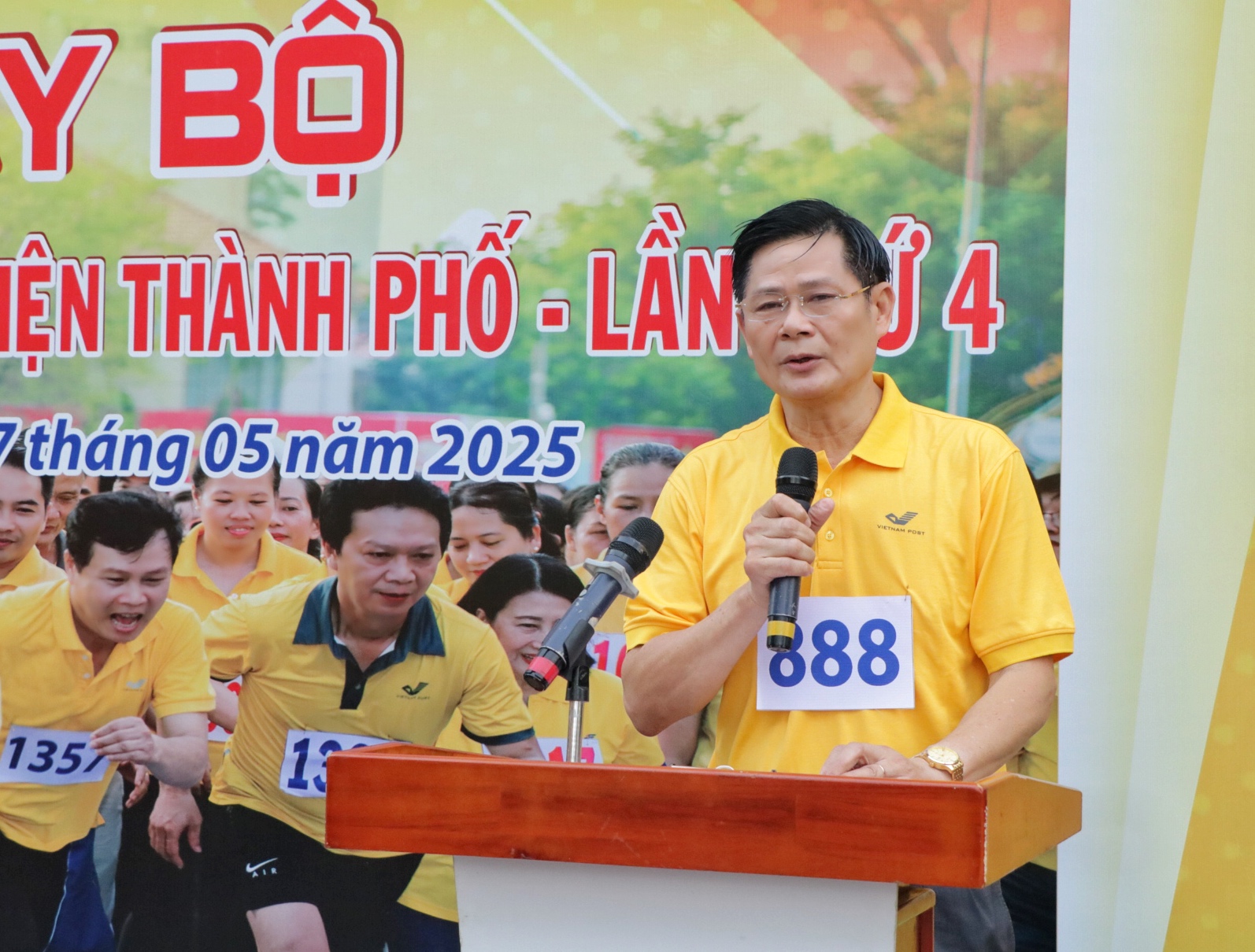 Sáng cuối tuần, đông nghẹt người đổ về Bưu điện trung tâm TP.HCM chạy bộ - Ảnh 5.