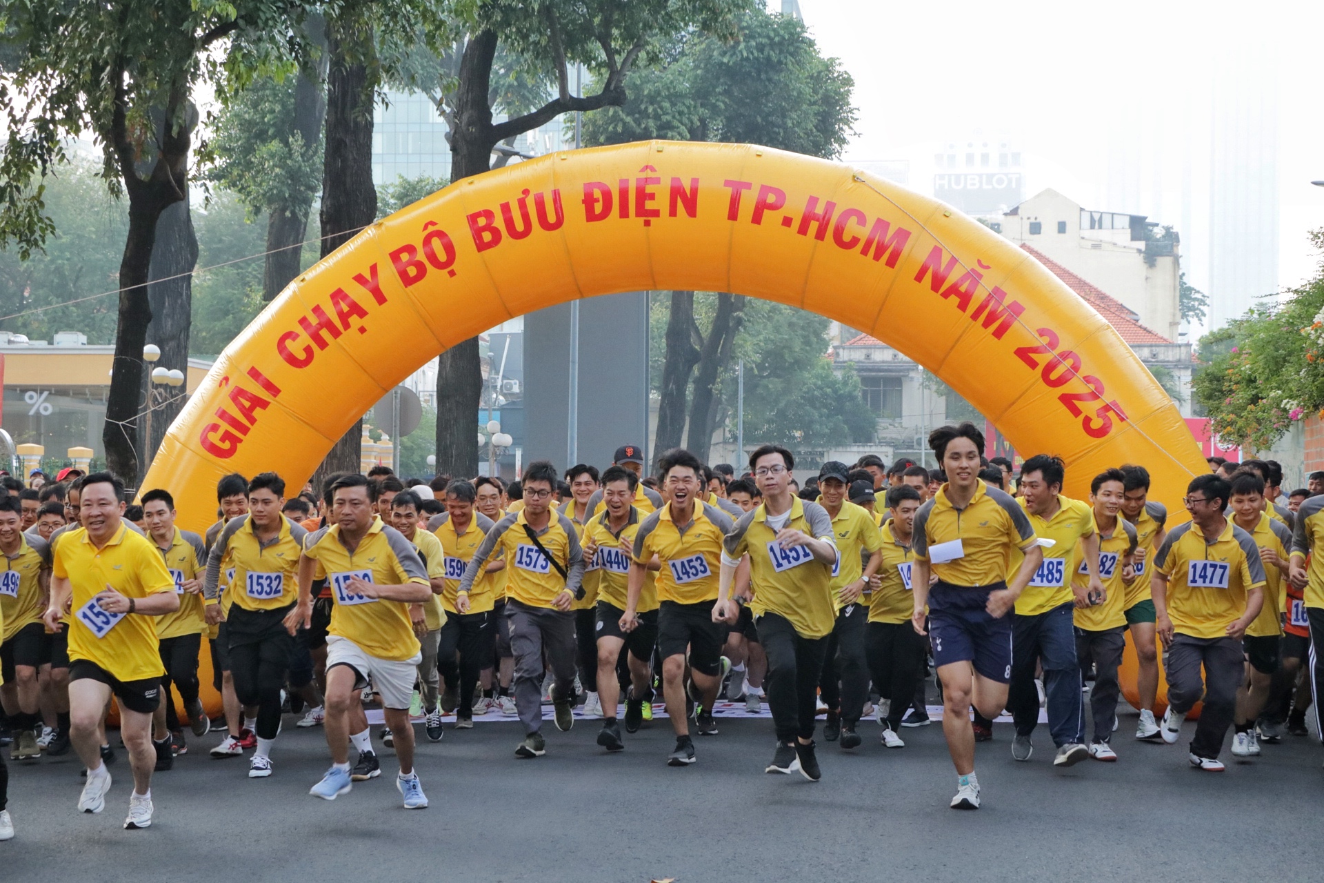 Sáng cuối tuần, đông nghẹt người đổ về Bưu điện trung tâm TP.HCM chạy bộ - Ảnh 8.