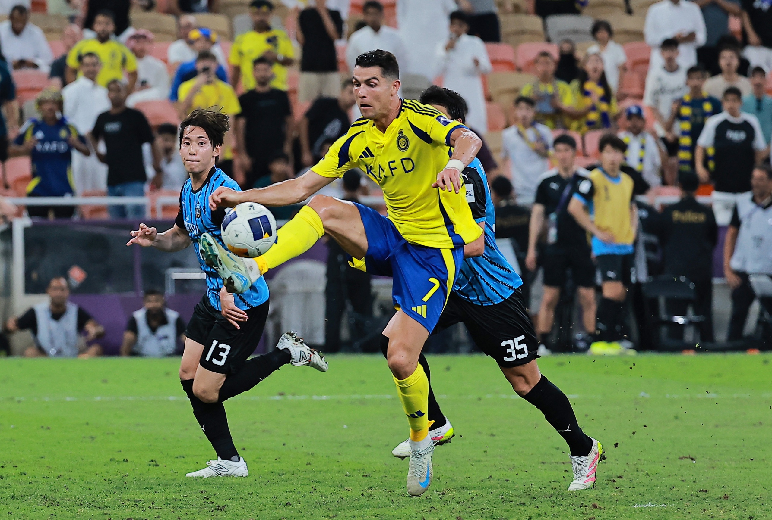 Ronaldo secara mengejutkan ingin mendatangkan Bruno Fernandes ke Al Nassr: Kontrak besar senilai 200 juta pound - Foto 1. Ronaldo gây sốc muốn đưa Bruno Fernandes đến Al Nassr: Hợp đồng ‘bom tấn’ 200 triệu bảng- Ảnh 1.