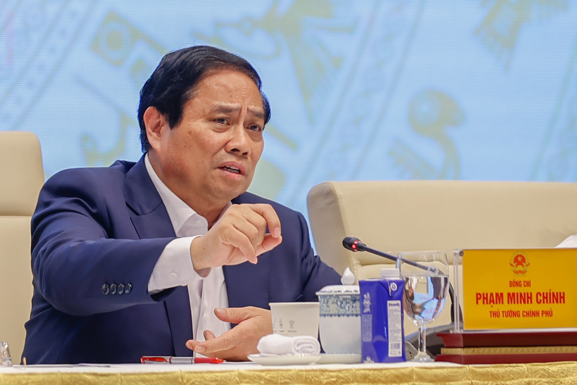 Thủ tướng: Tổng rà soát SIM, tài khoản ngân hàng ngăn lừa đảo trực tuyến - Ảnh 1.