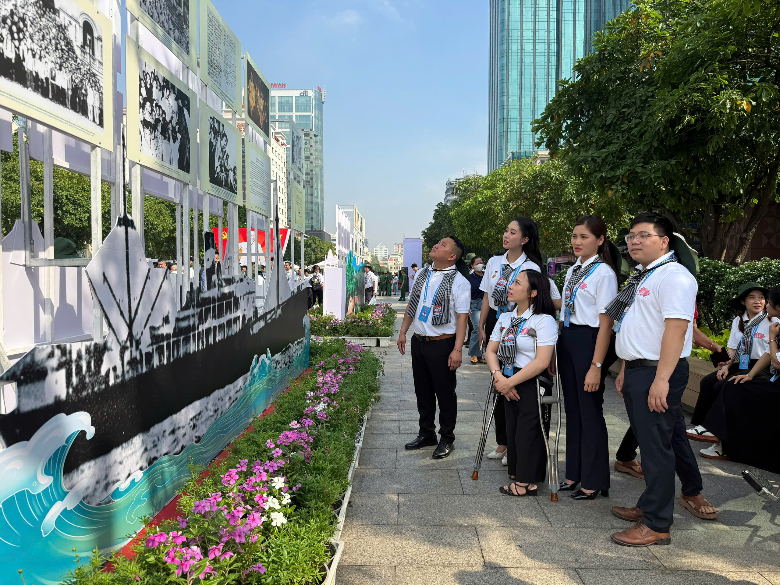 Triển lãm ảnh quý về cuộc đời và sự nghiệp Chủ tịch Hồ Chí Minh- Ảnh 1. Triển lãm ảnh quý về cuộc đời và sự nghiệp Chủ tịch Hồ Chí Minh- Ảnh 1.