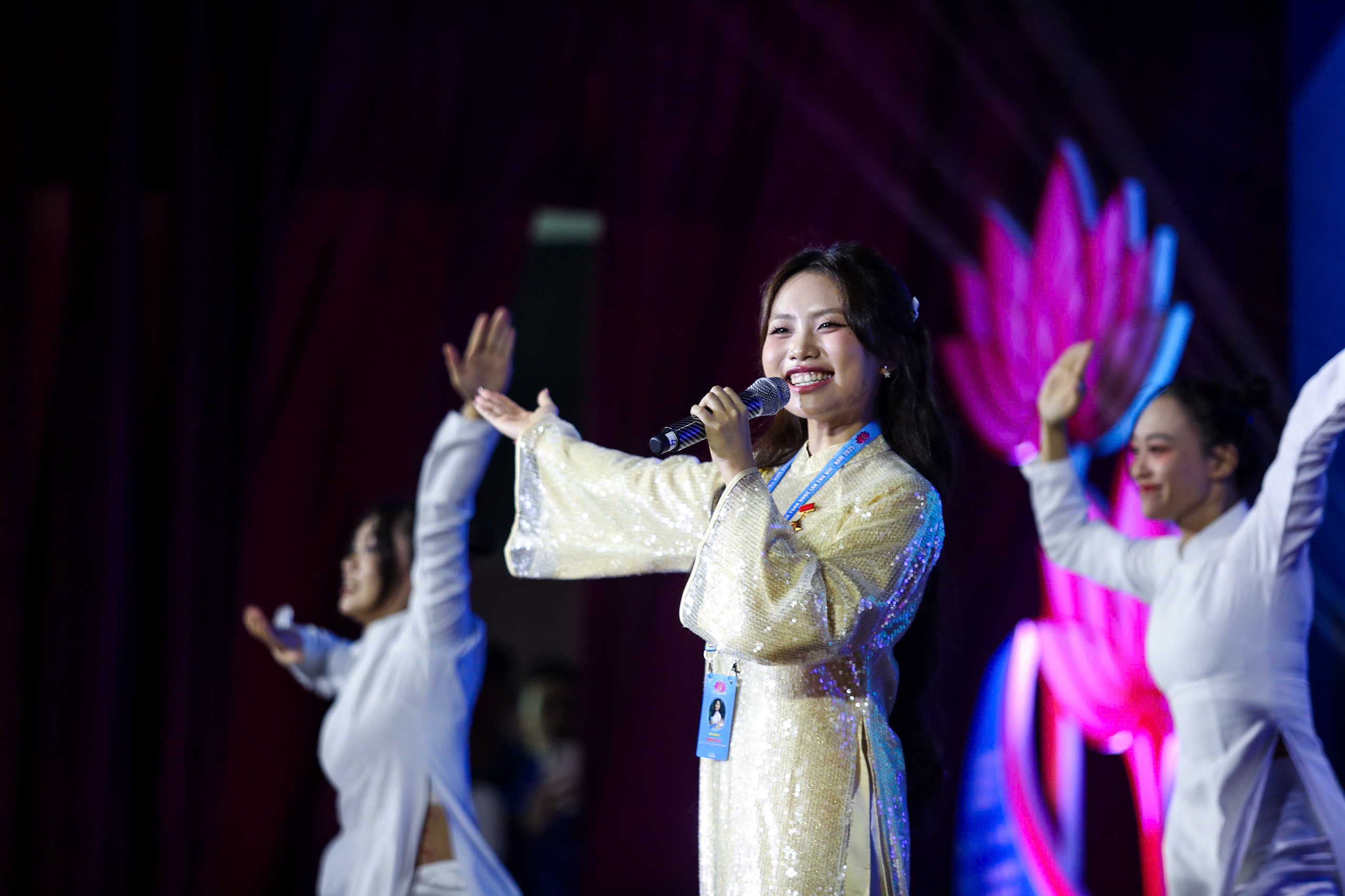 Ca sĩ Phương Mỹ Chi và nhiều người nổi tiếng kể chuyện học theo Bác Hồ - Ảnh 2.