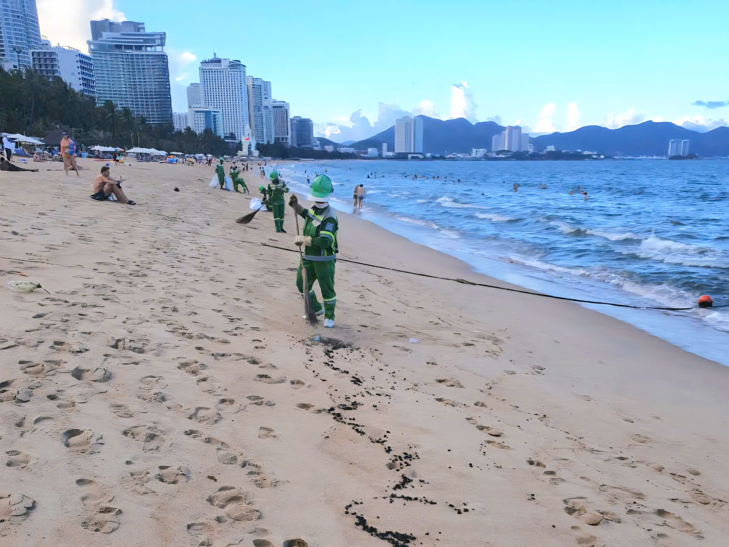Dầu vón cục lại dạt vào bờ biển Nha Trang- Ảnh 1.