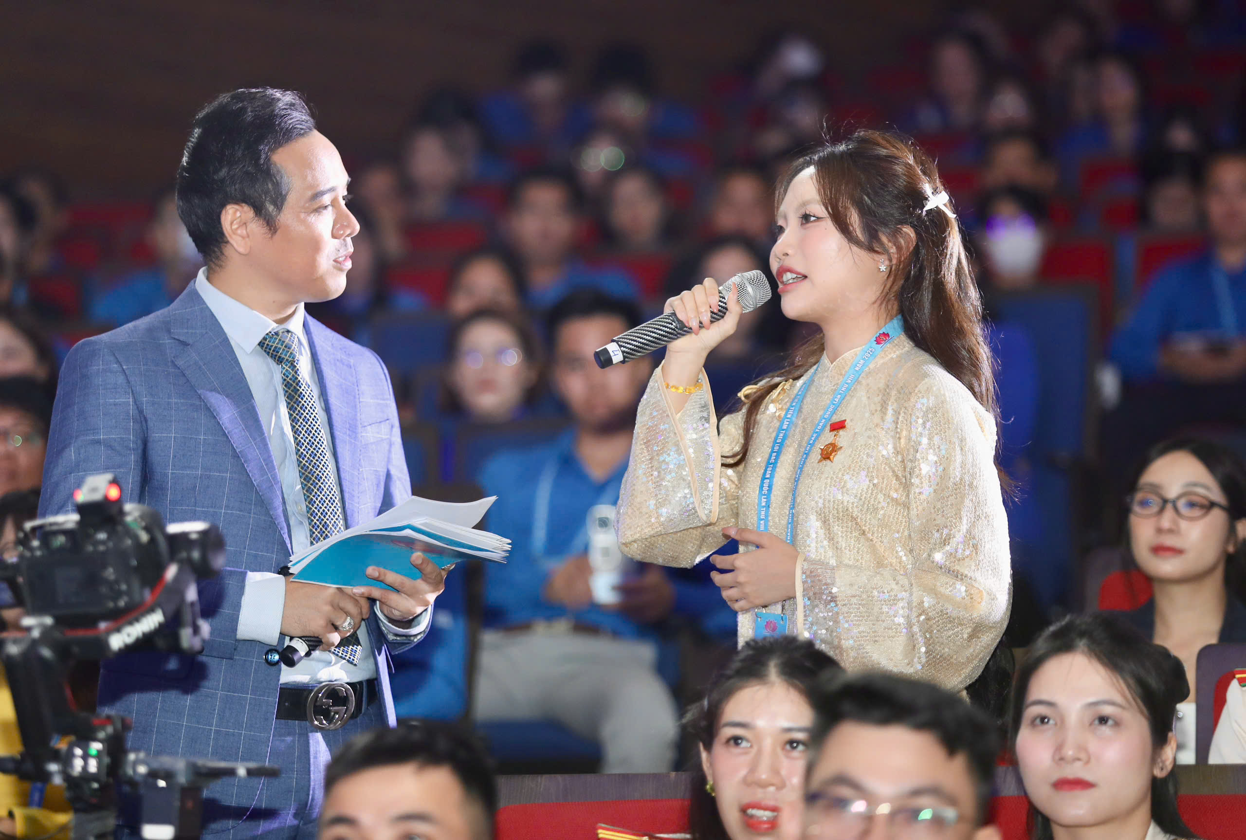 Ca sĩ Phương Mỹ Chi và nhiều người nổi tiếng kể chuyện học theo Bác Hồ - Ảnh 3.