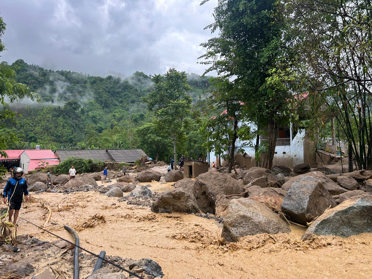 Hiện trường vụ lũ quét công phá ở Bắc Kạn làm 3 người chết- Ảnh 2. Hiện trường vụ lũ quét công phá ở Bắc Kạn làm 3 người chết- Ảnh 2.
