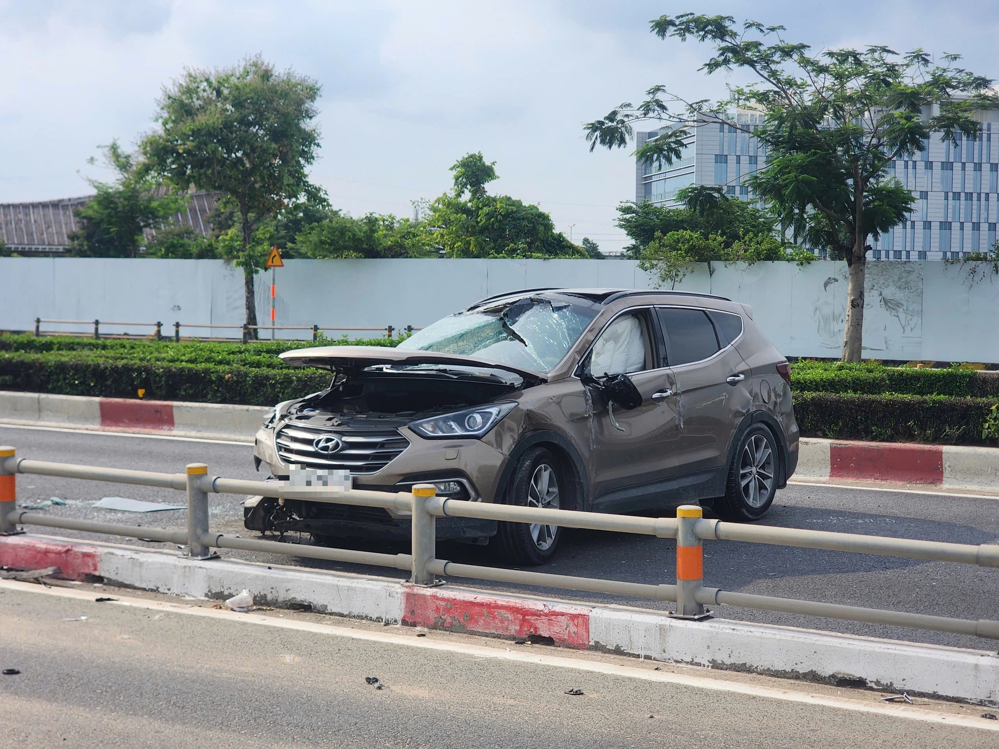Tai nạn trong Khu Công nghệ cao TP.HCM, ô tô 7 chỗ hư hỏng nặng - Ảnh 2. Tai nạn trong Khu Công nghệ cao TP.HCM, ô tô 7 chỗ hư hỏng nặng - Ảnh 2.