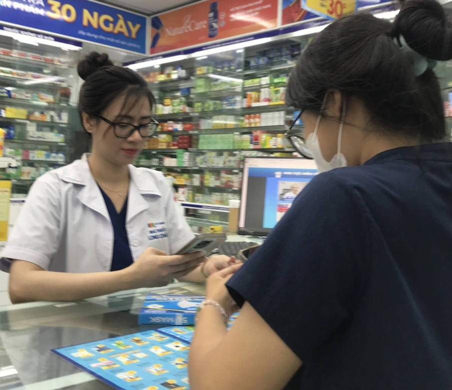 Dịch Covid-19 trở lại, khẩu trang trở thành mặt hàng 'hot' - Ảnh 1.