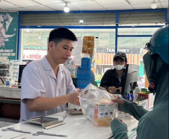 Dịch Covid-19 trở lại, khẩu trang trở thành mặt hàng 'hot' - Ảnh 2.