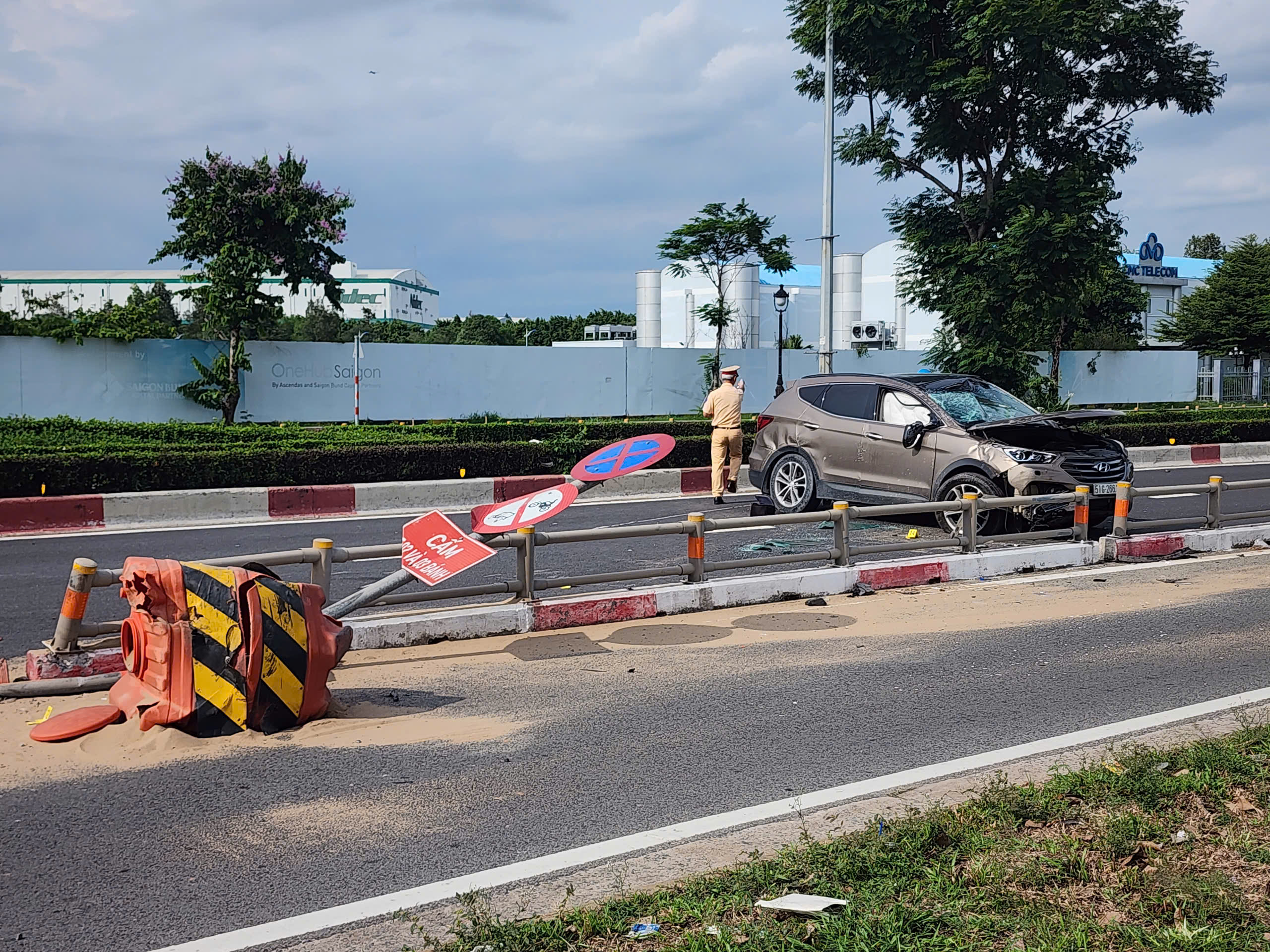 Tai nạn trong Khu Công nghệ cao TP.HCM, ô tô 7 chỗ hư hỏng nặng - Ảnh 1. Tai nạn trong Khu Công nghệ cao TP.HCM, ô tô 7 chỗ hư hỏng nặng - Ảnh 1.