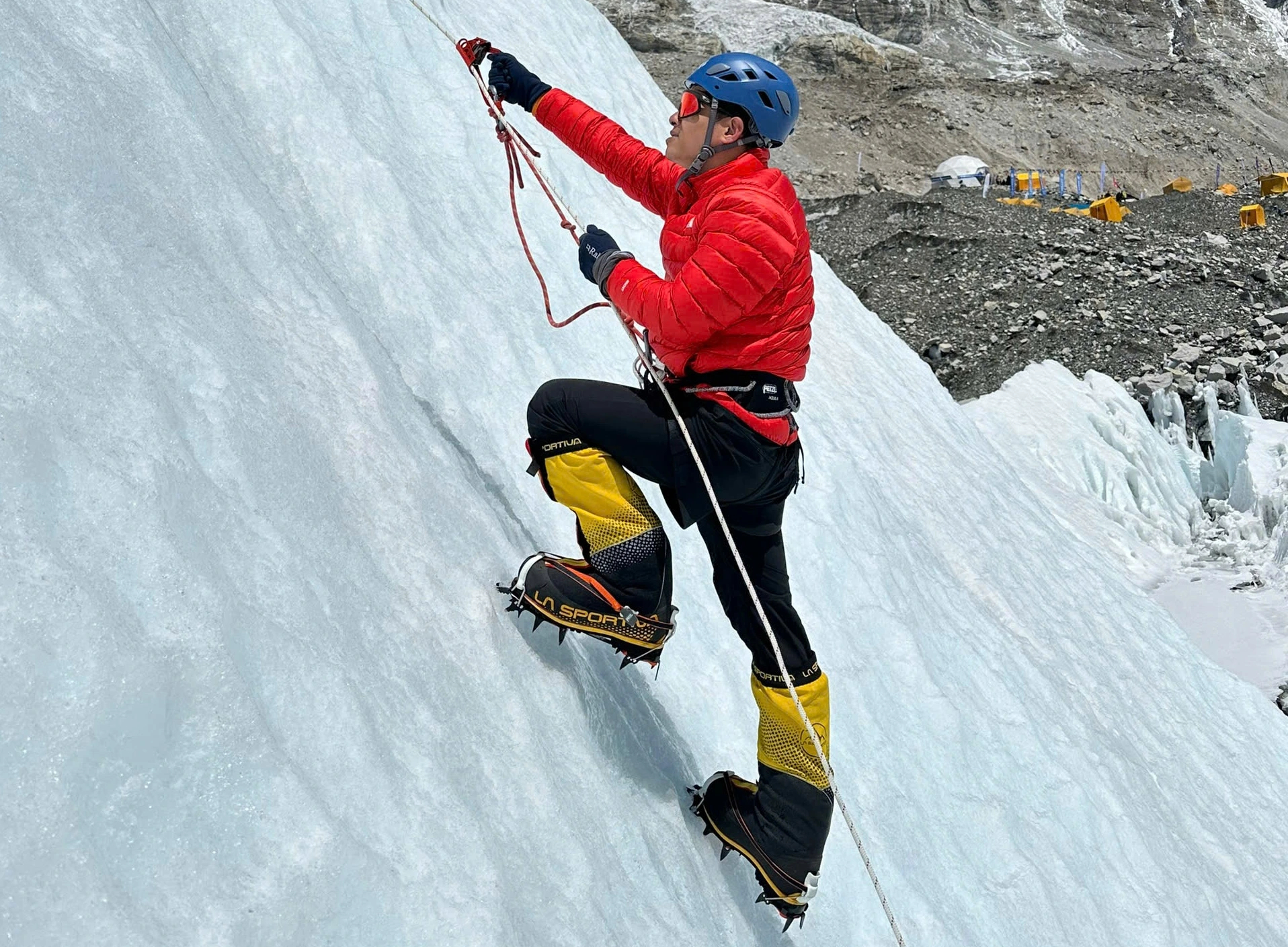 Người Việt chinh phục Everest và Lhotse trong 48 giờ: Hành trình 10 năm leo núi Himalaya - Ảnh 1.