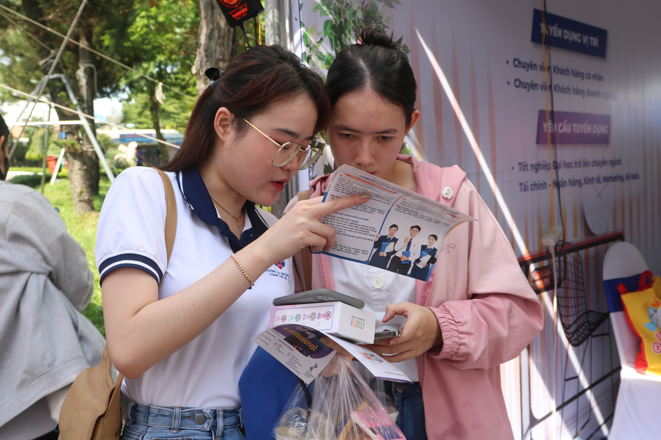 デジタル人材とAIに関する就職フェアに2万人以上の学生が参加 - 写真2。 Hơn 20.000 sinh viên tham gia ngày hội việc làm về nhân lực số và AI- Ảnh 2.