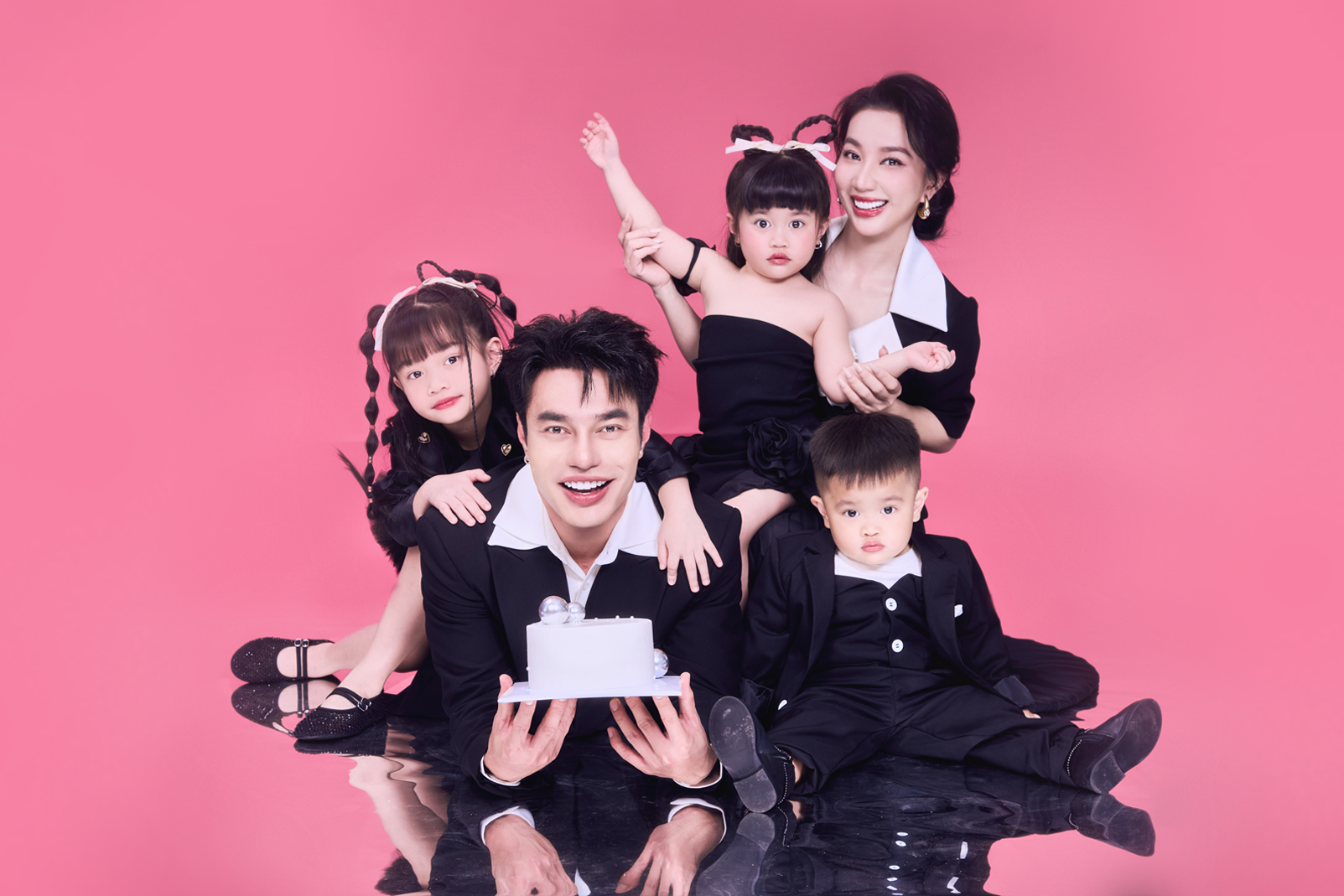 Showbiz 17.5: Lê Dương Bảo Lâm bác tin ly thân, Thanh Hằng diện áo tắm khoe dáng- Ảnh 1. Showbiz 17.5: Lê Dương Bảo Lâm bác tin ly thân, Thanh Hằng diện áo tắm khoe dáng- Ảnh 1.