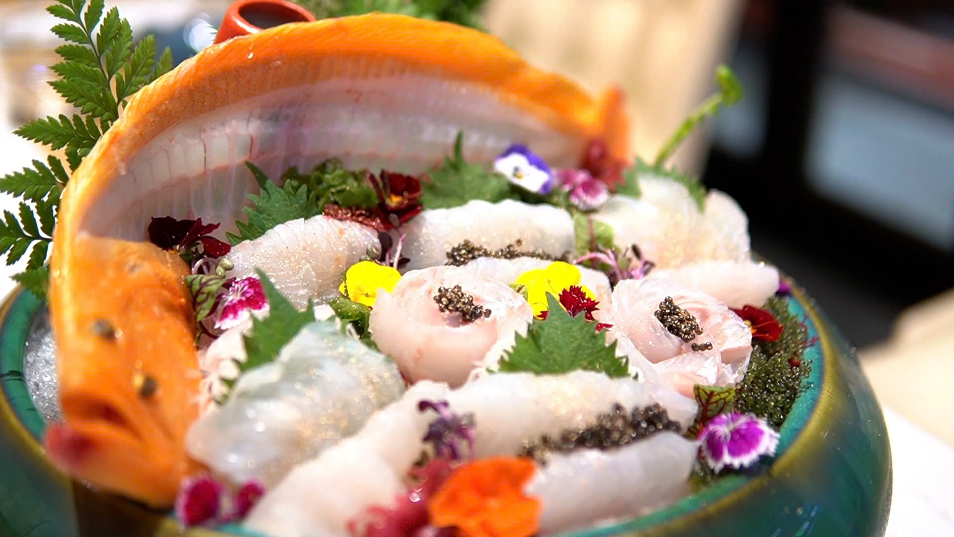 Trải nghiệm &lsquo;view triệu đ&ocirc;&rsquo; v&agrave; m&agrave;n tr&igrave;nh diễn ẩm thực sang trọng giữa l&ograve;ng TP.HCM- Ảnh 2.