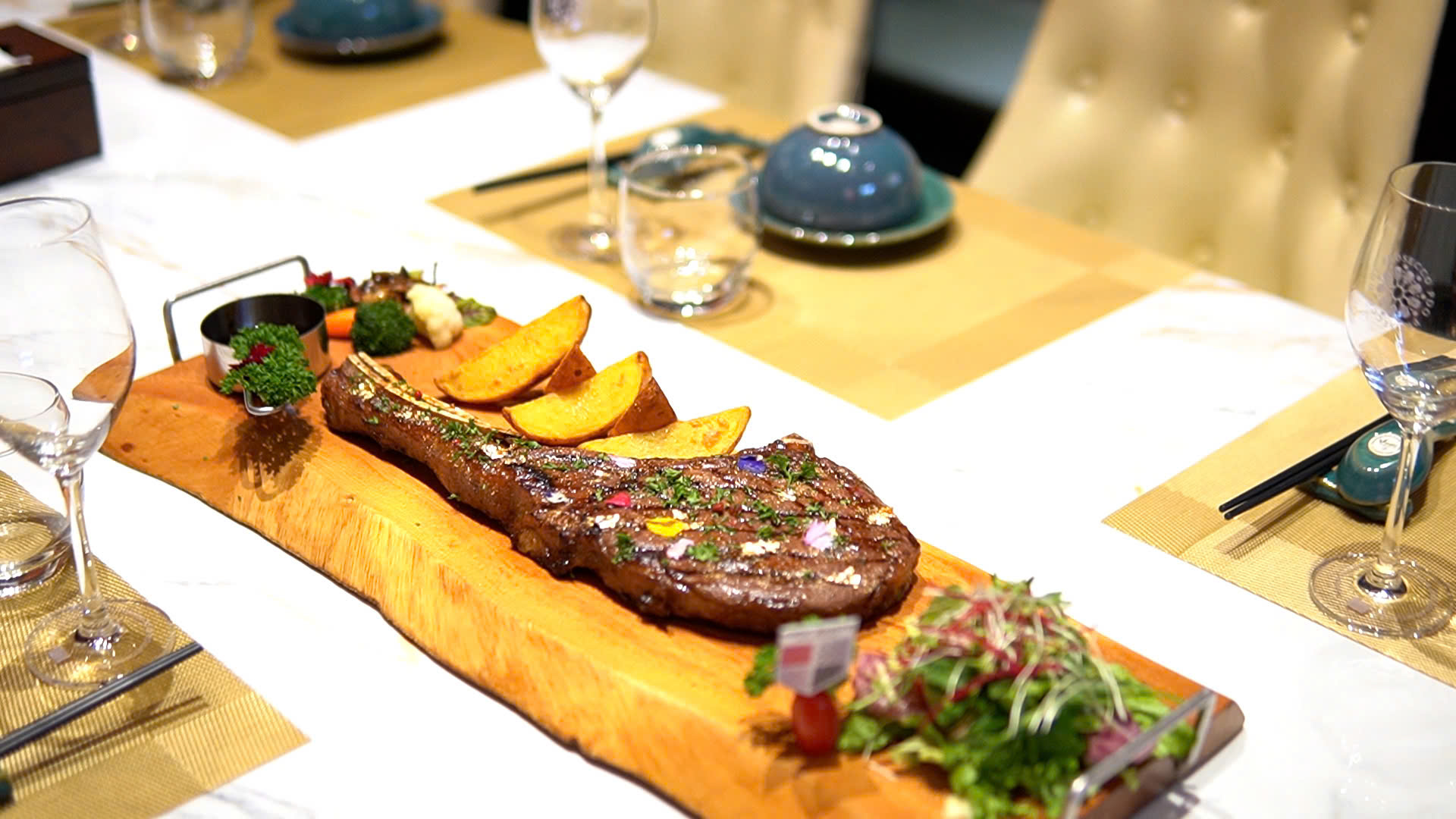 Trải nghiệm &lsquo;view triệu đ&ocirc;&rsquo; v&agrave; m&agrave;n tr&igrave;nh diễn ẩm thực sang trọng giữa l&ograve;ng TP.HCM- Ảnh 3.