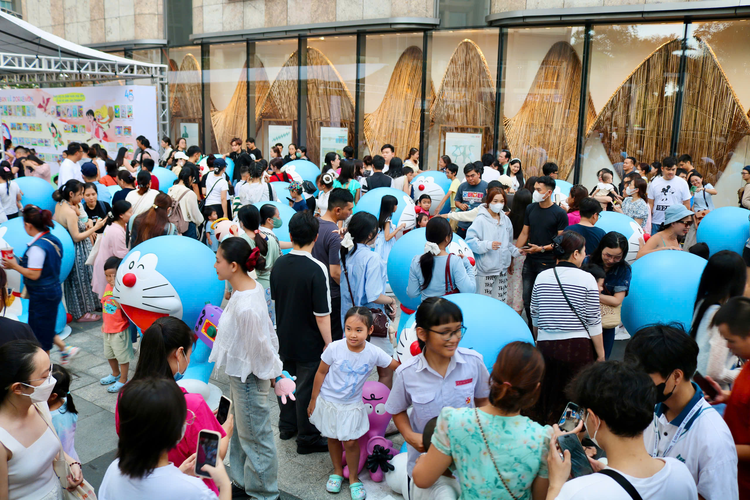 Rất đông người đến nơi này để check-in với mèo máy Doraemon ngoài đời thật - Ảnh 2.