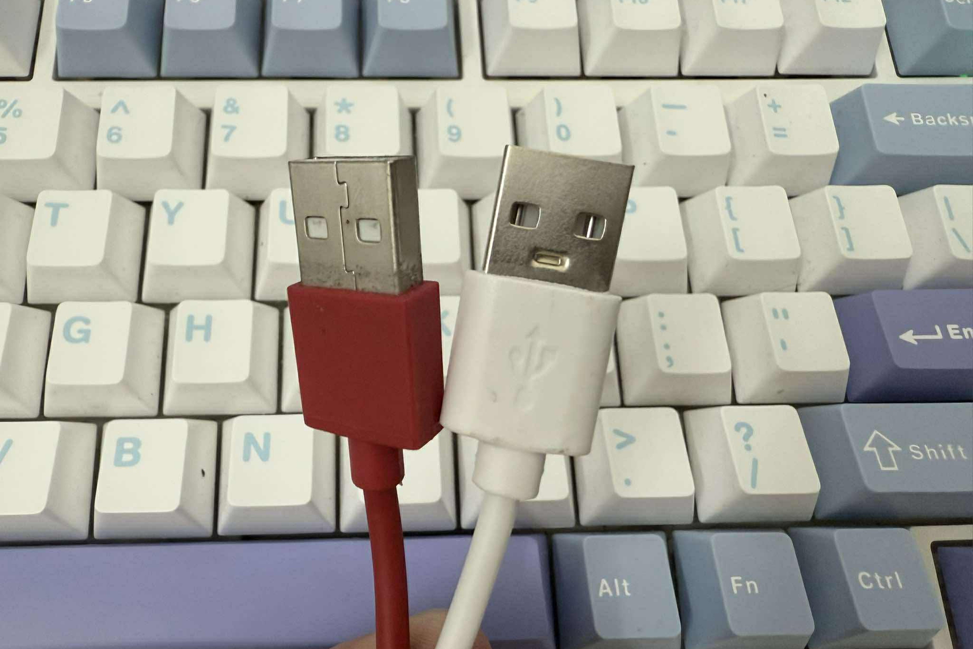 Hai lỗ vuông trên đầu nối USB không phải để làm cảnh - Ảnh 1.