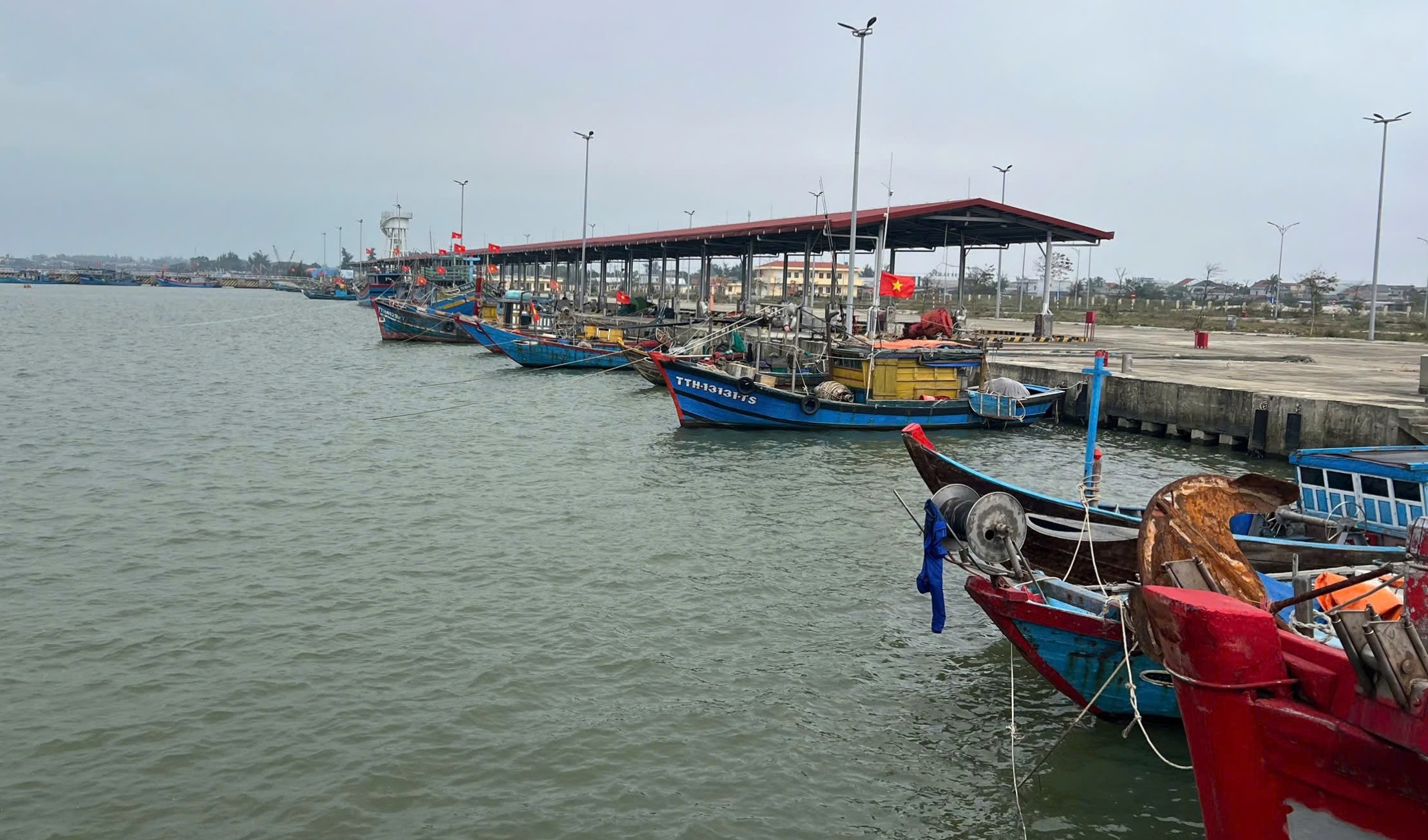 Cần sớm gỡ nút thắt cảng cá: Ngư dân vất vả tìm đường vào bờ - Ảnh 1.