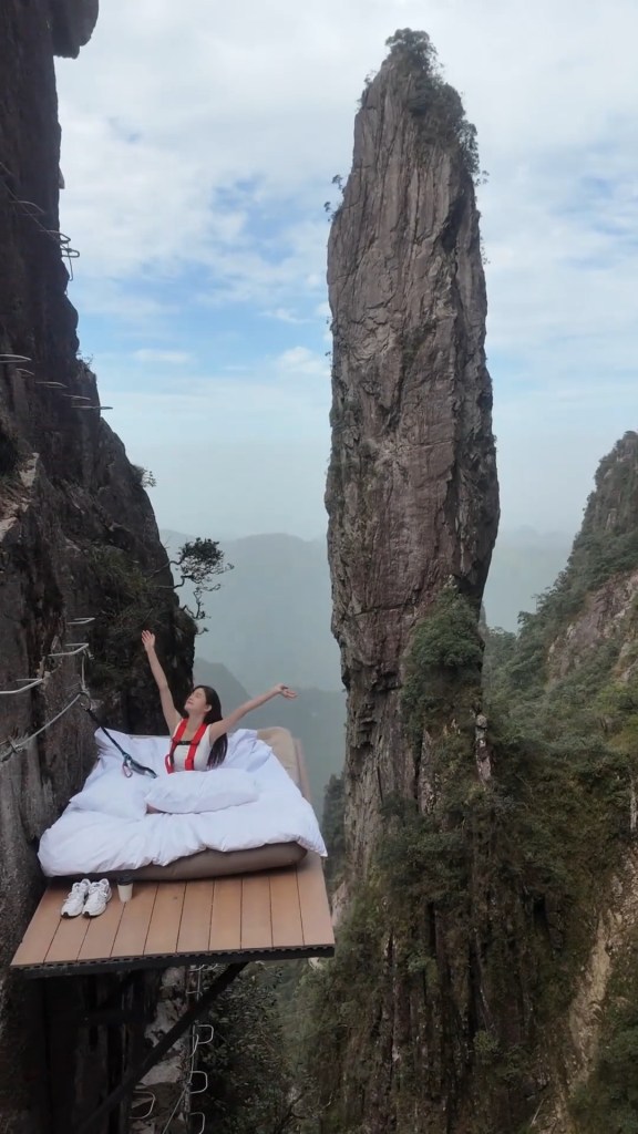 Du khách thử cảm giác mạnh trên chiếc giường lơ lửng bên mép vực Du khách thử cảm giác mạnh trên chiếc giường lơ lửng bên mép vực