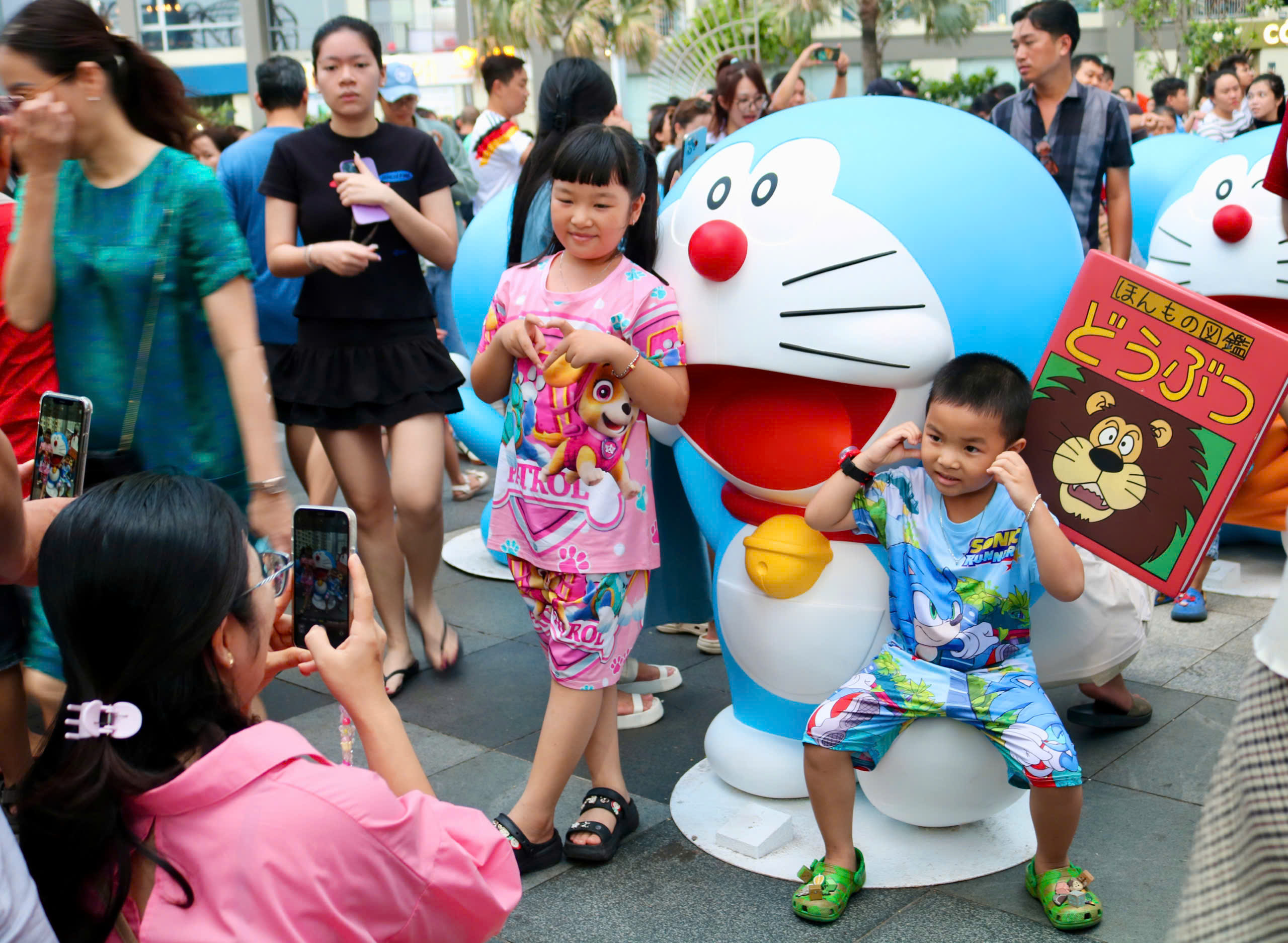 Rất đông người đến nơi này để check-in với mèo máy Doraemon ngoài đời thật - Ảnh 9.