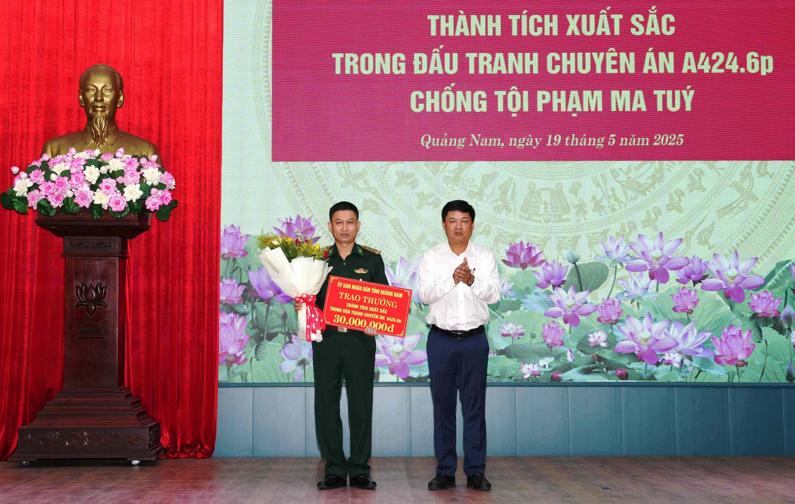 Thưởng 'nóng' vụ bắt giữ 14,3 kg ma túy vận chuyển từ Lào vào Việt Nam- Ảnh 2. Thưởng 'nóng' vụ bắt giữ 14,3 kg ma túy vận chuyển từ Lào vào Việt Nam- Ảnh 2.