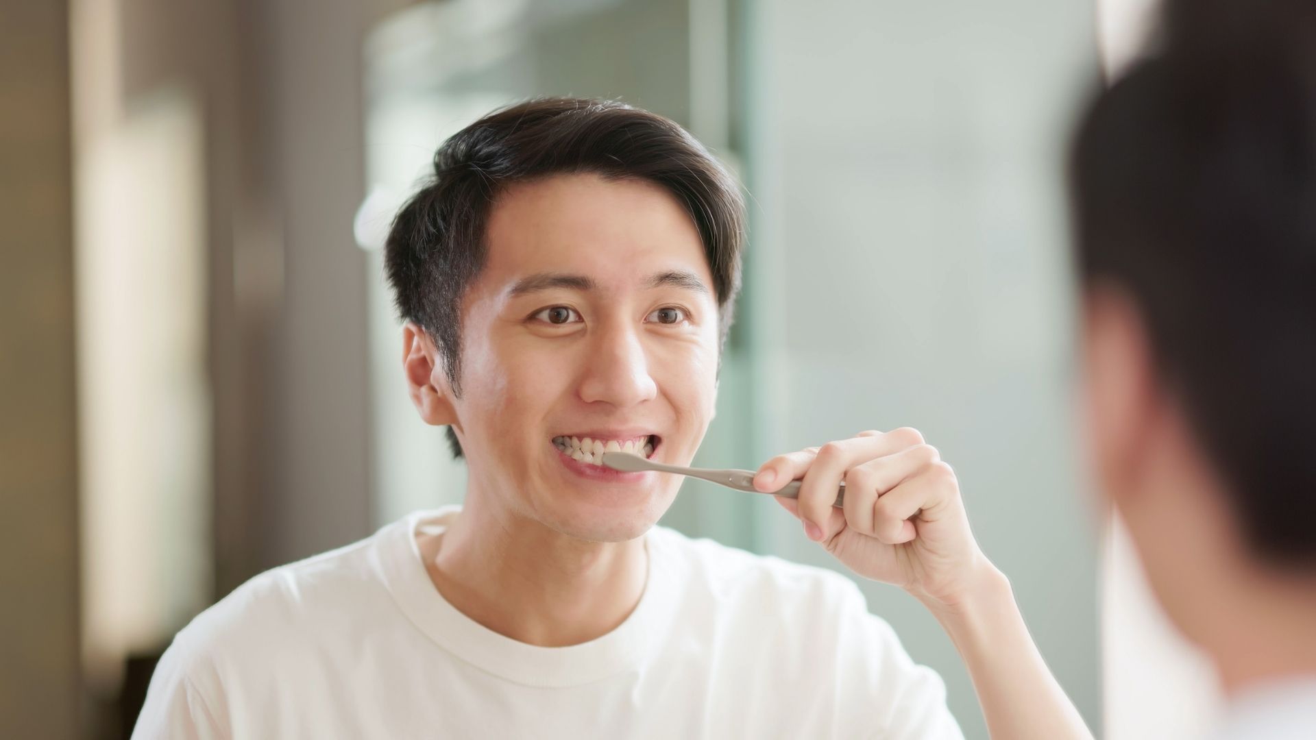 Không phải mới ngủ dậy, đây mới chính là thời điểm đánh răng tốt nhất  - Ảnh 1.