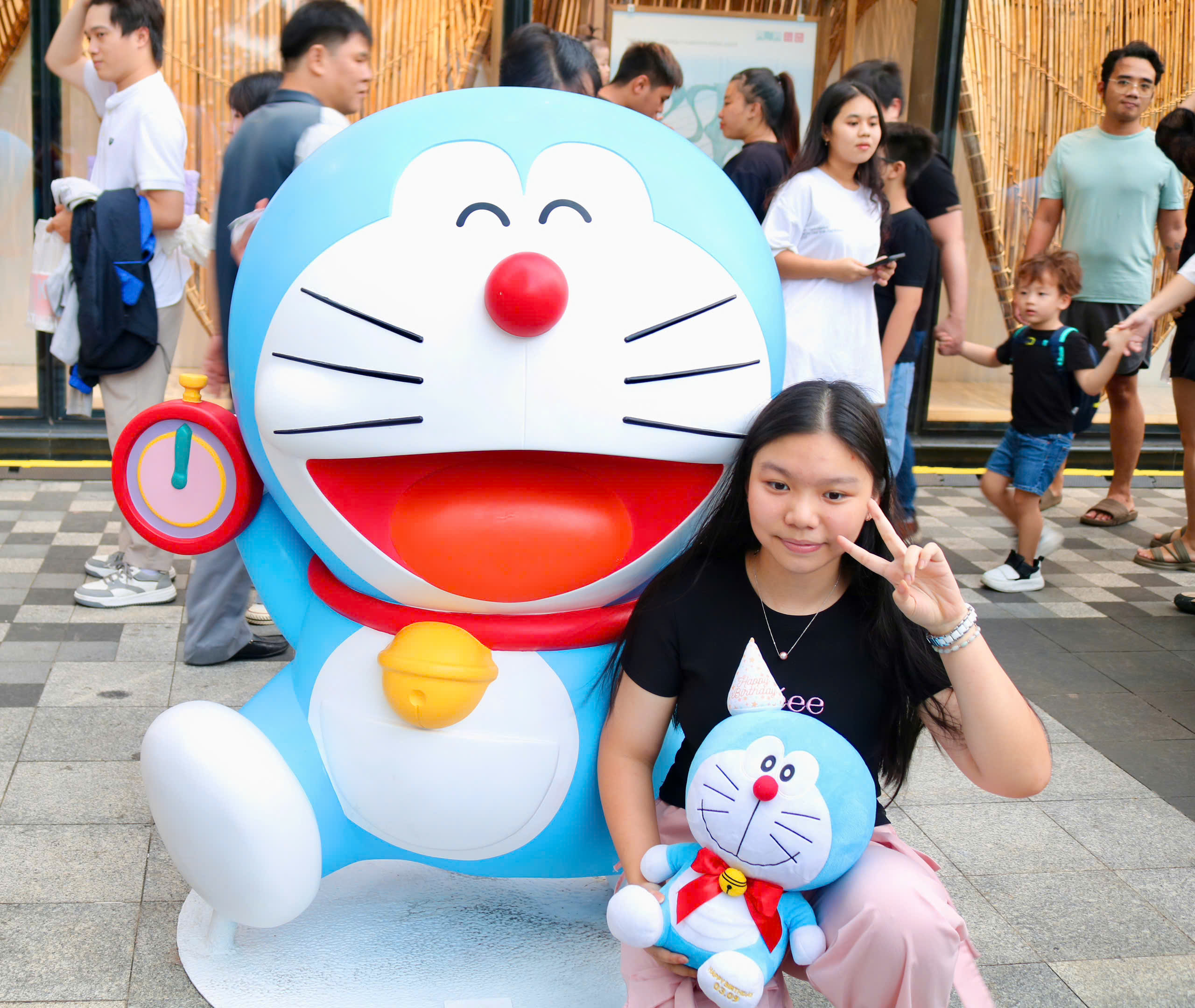 Rất đông người đến nơi này để check-in với mèo máy Doraemon ngoài đời thật - Ảnh 6.