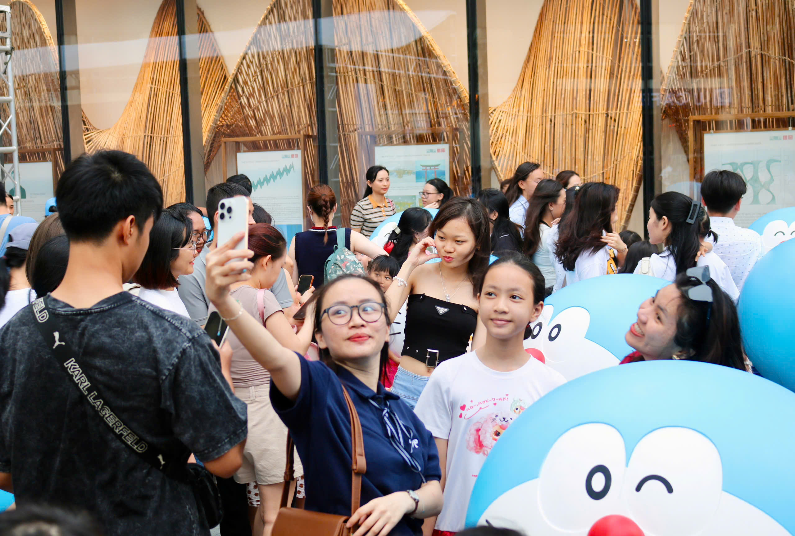 Rất đông người đến nơi này để check-in với mèo máy Doraemon ngoài đời thật - Ảnh 11.
