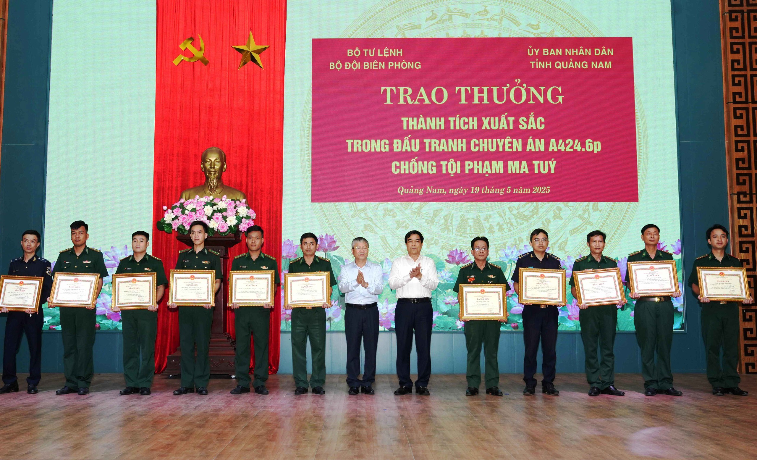 Thưởng 'nóng' vụ bắt giữ 14,3 kg ma túy vận chuyển từ Lào vào Việt Nam- Ảnh 1. Thưởng 'nóng' vụ bắt giữ 14,3 kg ma túy vận chuyển từ Lào vào Việt Nam- Ảnh 1.