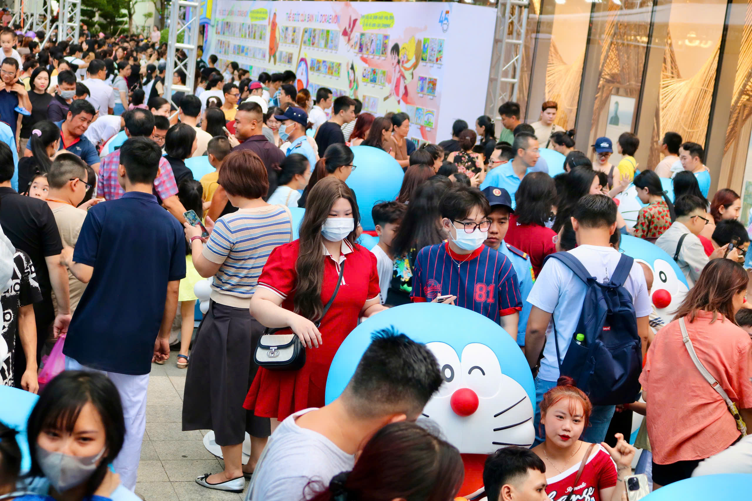 Rất đông người đến nơi này để check-in với mèo máy Doraemon ngoài đời thật - Ảnh 1.