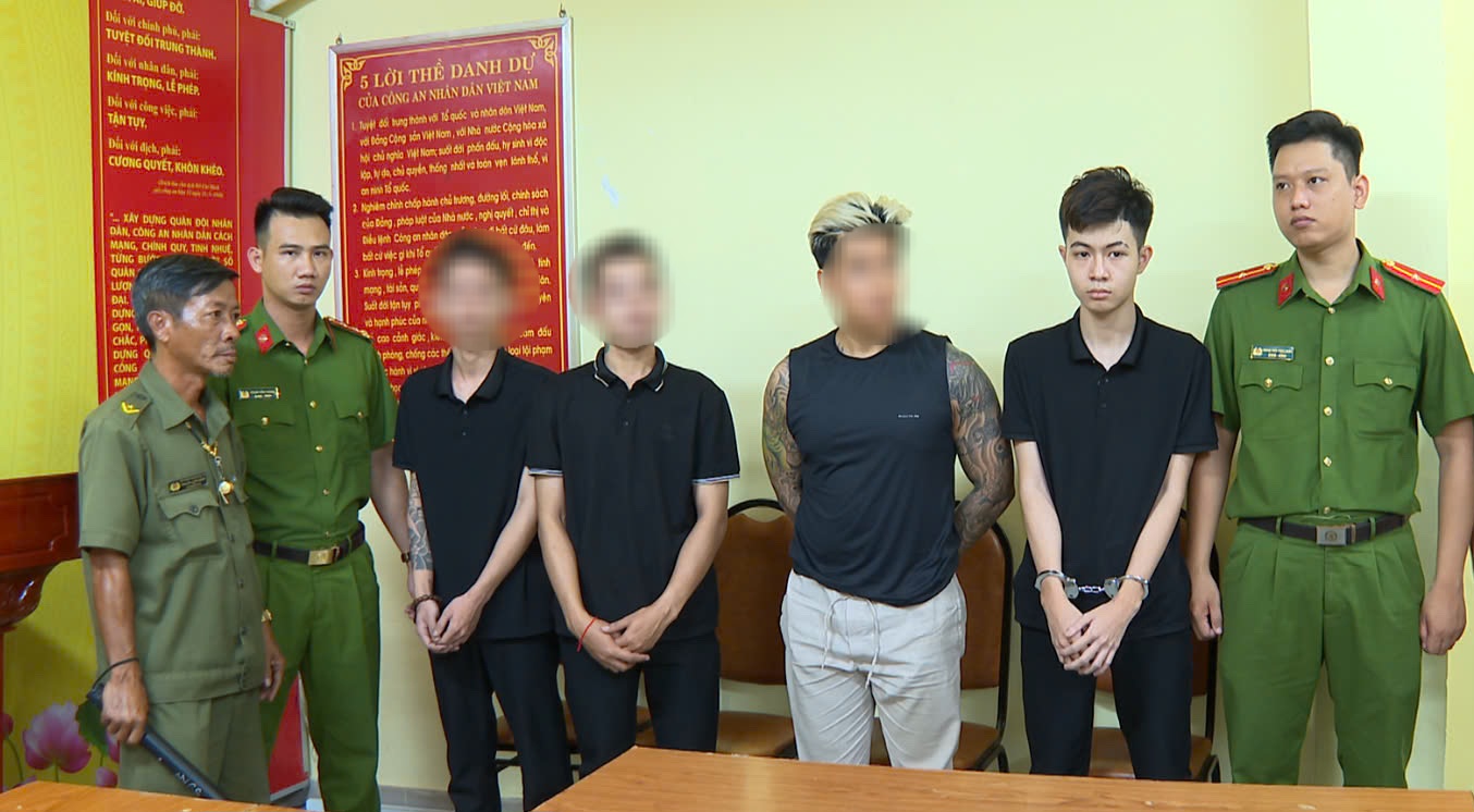 Công an TP.HCM bắt người gây rối, đánh người nước ngoài ở phố Bùi Viện - Ảnh 2.