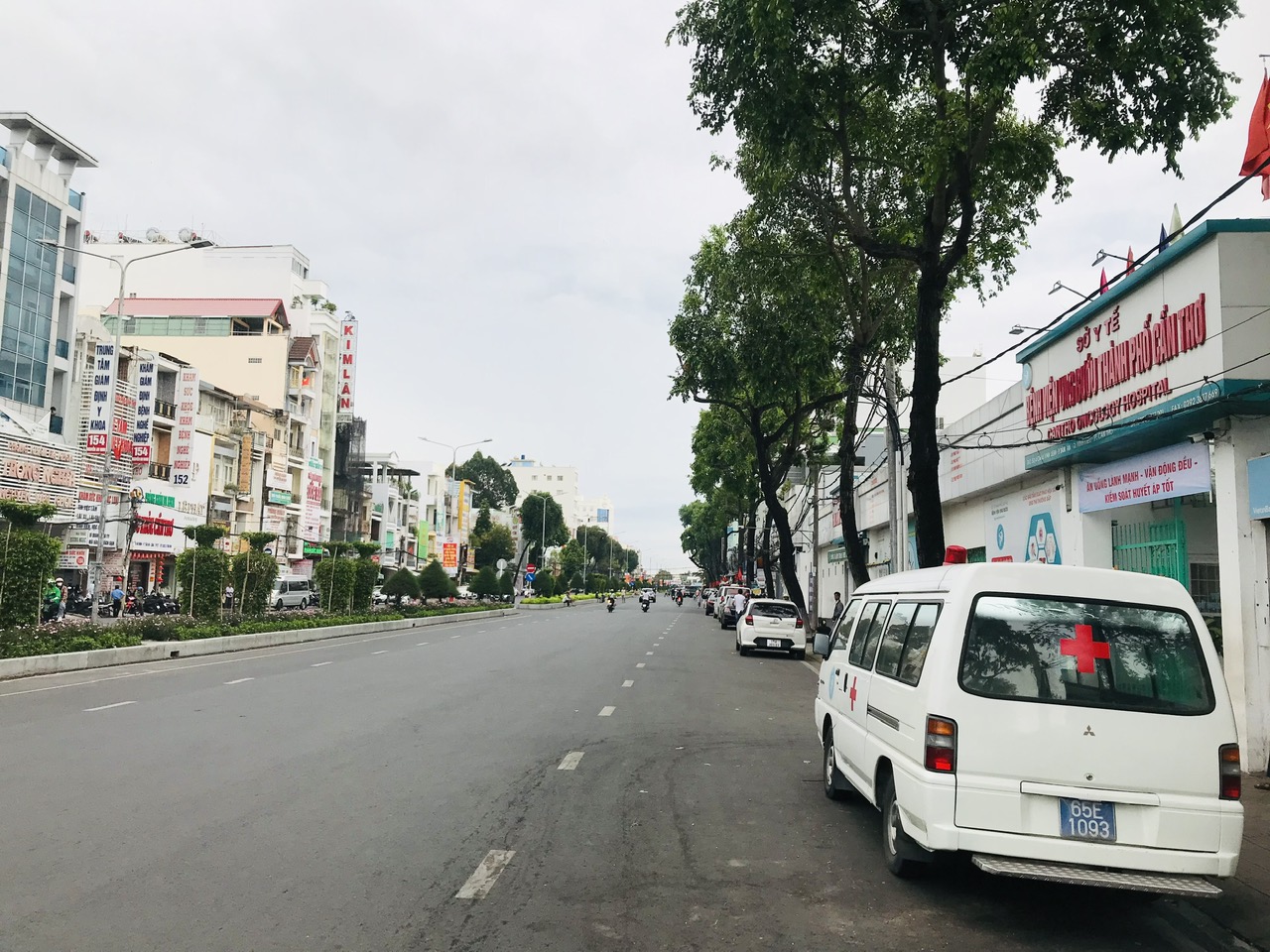 Bệnh viện Ung bướu Cần Thơ thêm 'bất tiện' vì không có chỗ giữ xe- Ảnh 2. Bệnh viện Ung bướu Cần Thơ thêm 'bất tiện' vì không có chỗ giữ xe- Ảnh 2.
